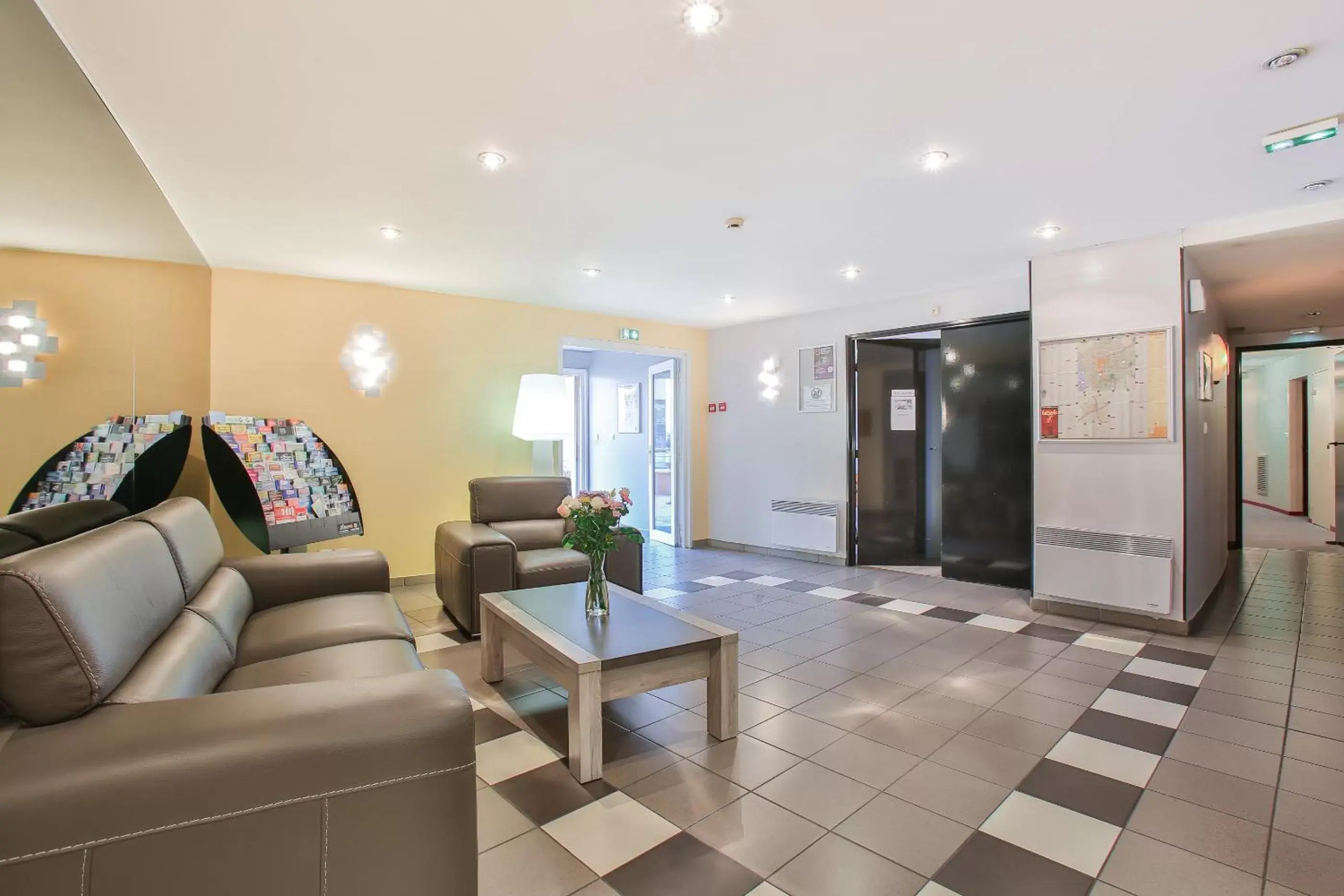 Lobby or reception in Hôtel et Résidence Les Lauréades Clermont-Ferrand Centre Jaude Lobby or reception in Hôtel et Résidence Les Lauréades Clermont-Ferrand Centre Jaude