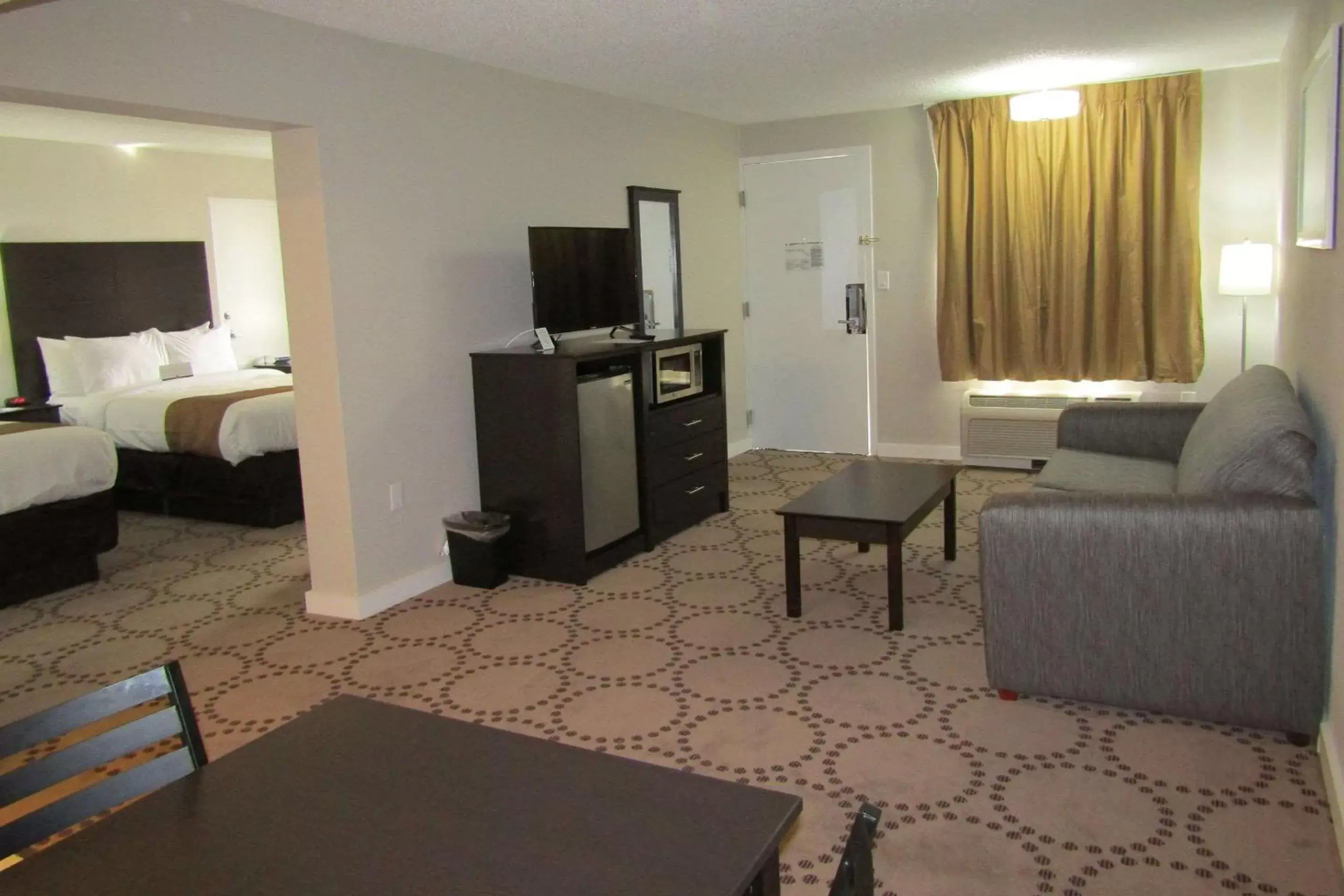 Photo of the whole room, Seating Area in Quality Inn & Suites By The Lake