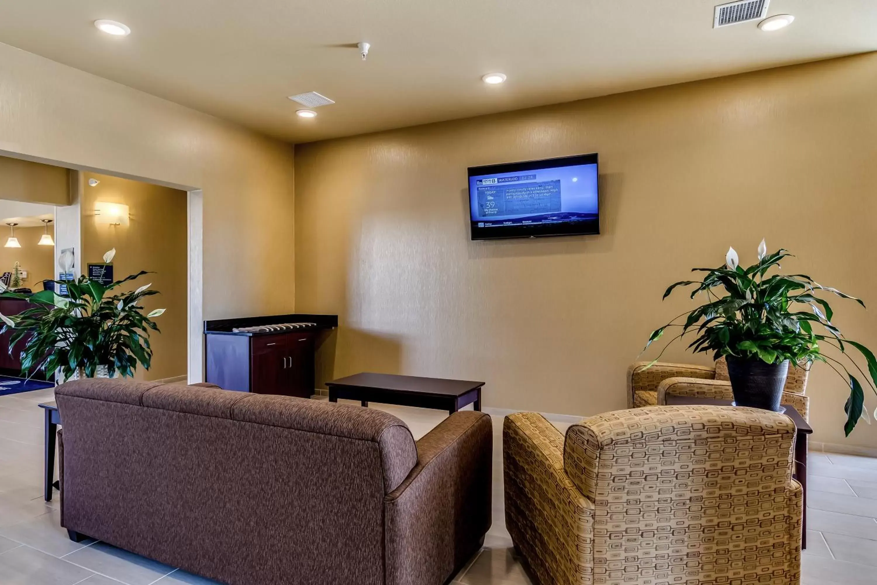 Communal lounge/ TV room in Cobblestone Inn & Suites - Waverly