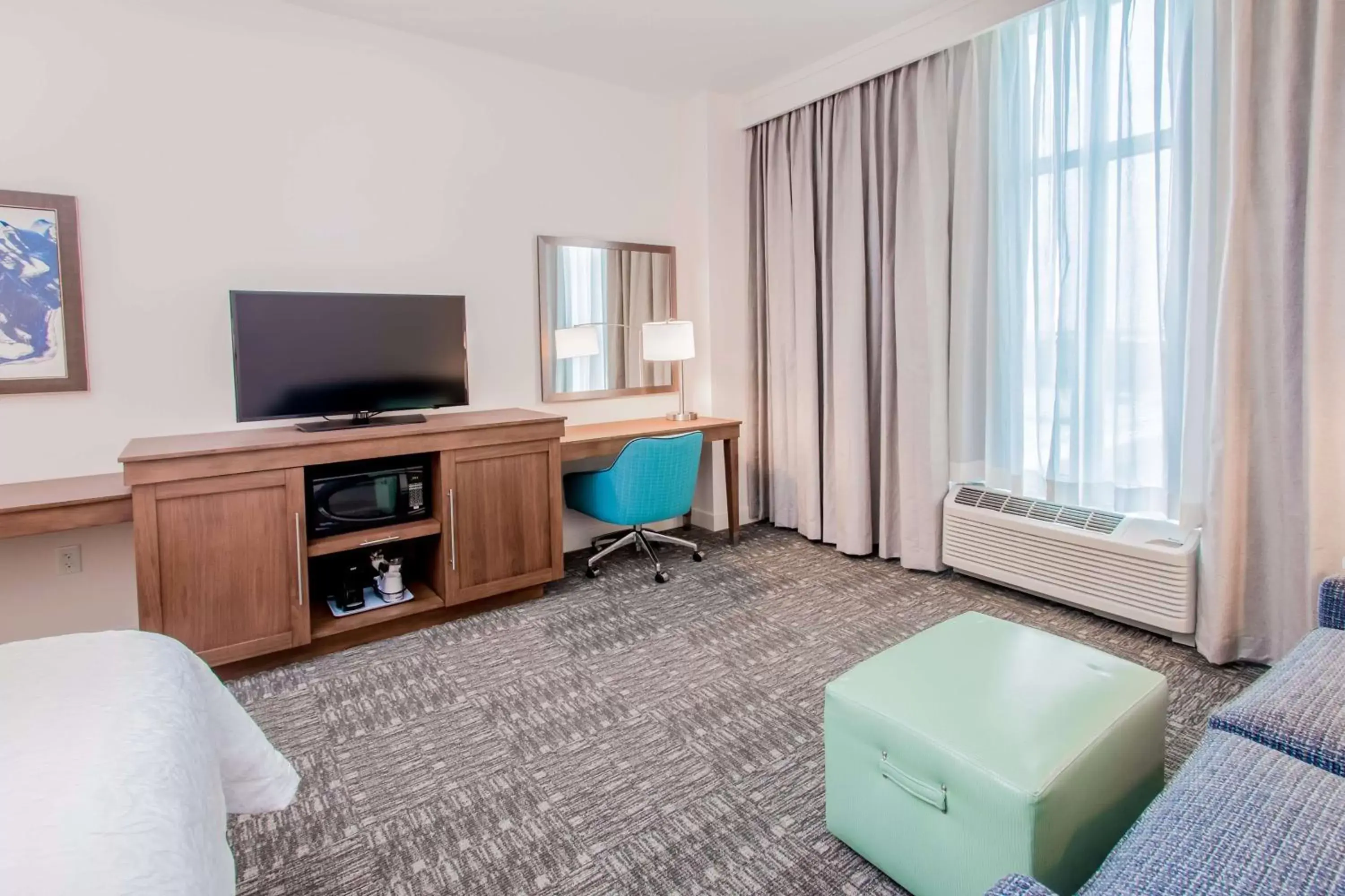 Bedroom, TV/Entertainment Center in Hampton Inn & Suites Panama City Beach-Beachfront