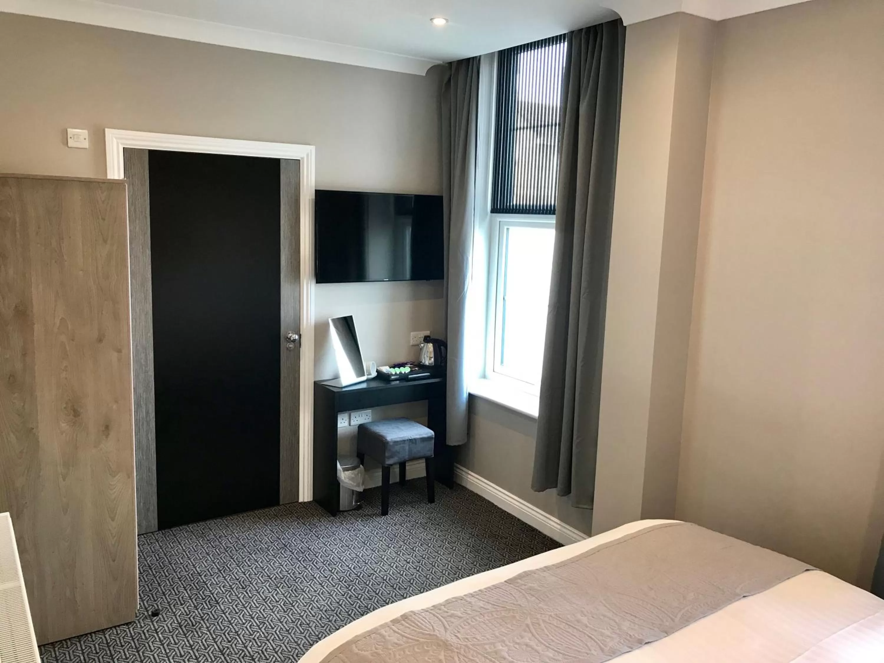 Bedroom, Bed in The Raven Hotel