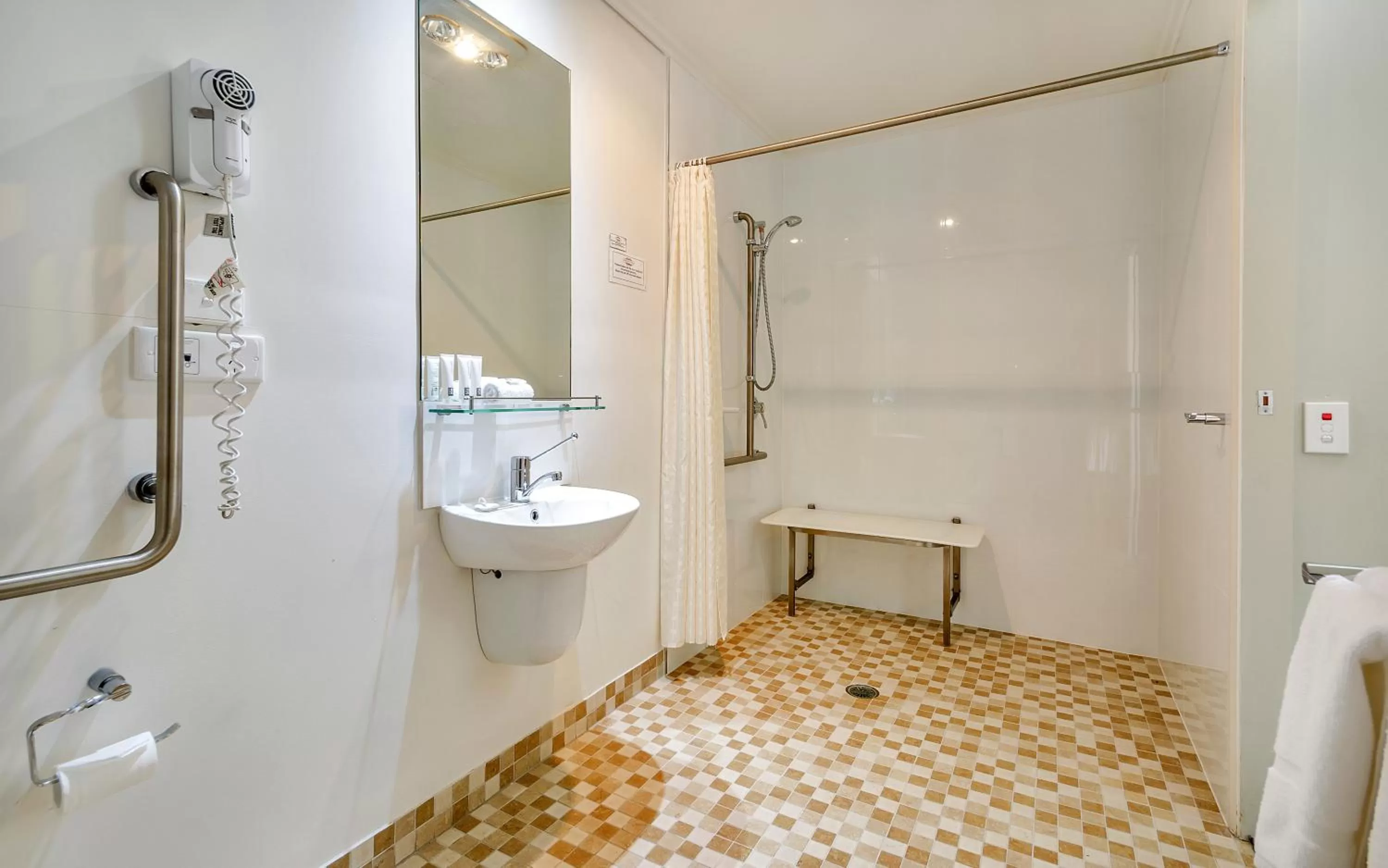 Bathroom in Coachmans Inn Warwick