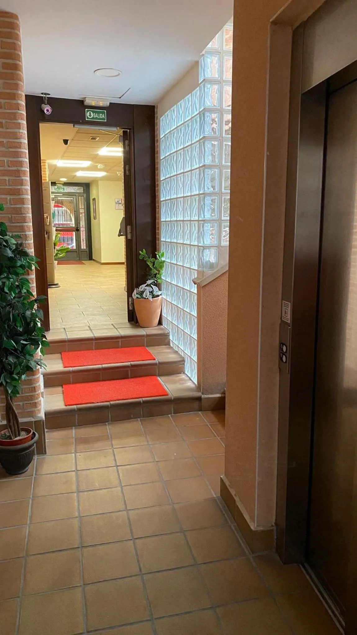 elevator in Hotel Complutense