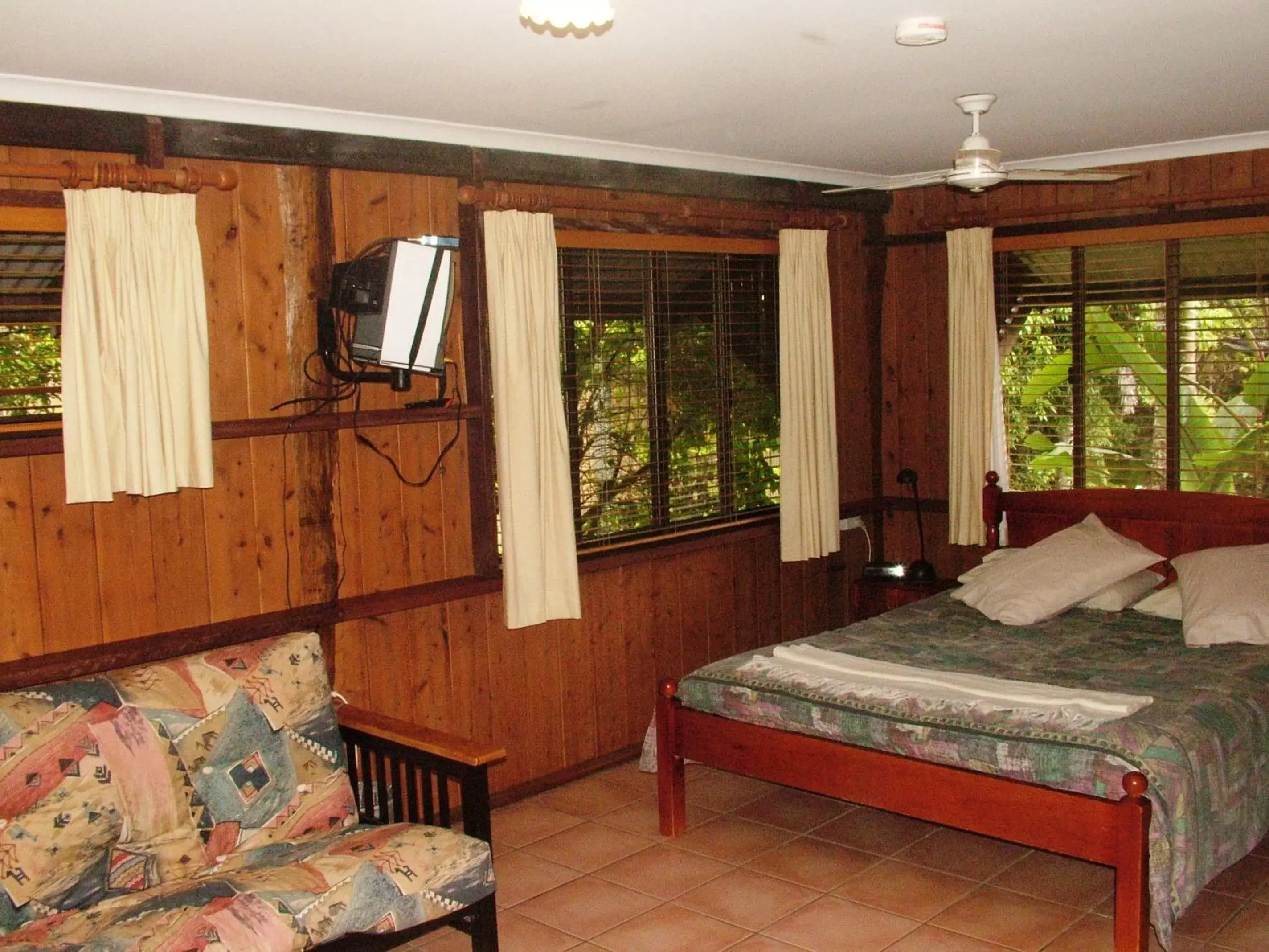 Bedroom, Bed in Atherton Blue Gum B&B