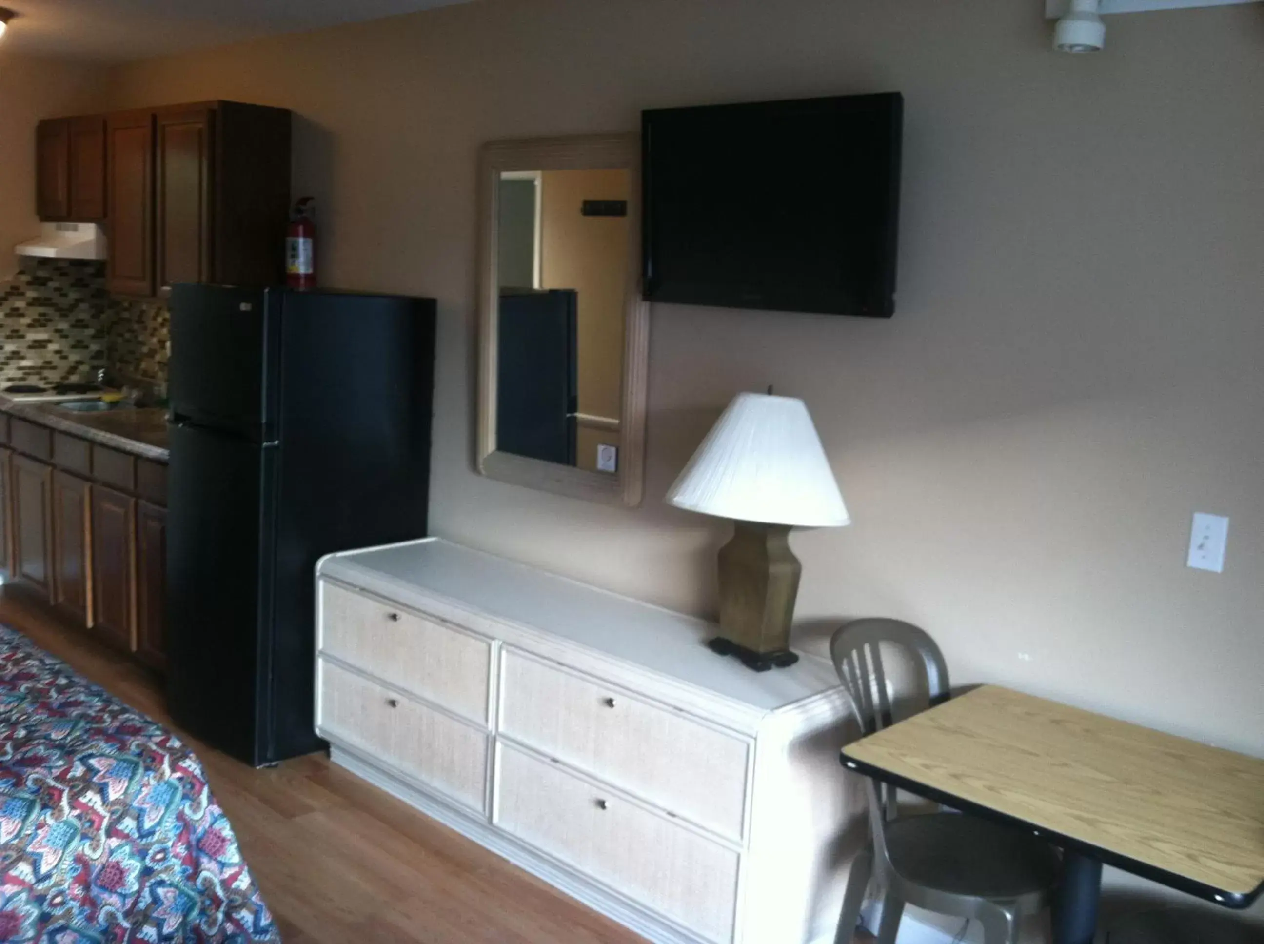 Day, TV/Entertainment Center in Mango Motel