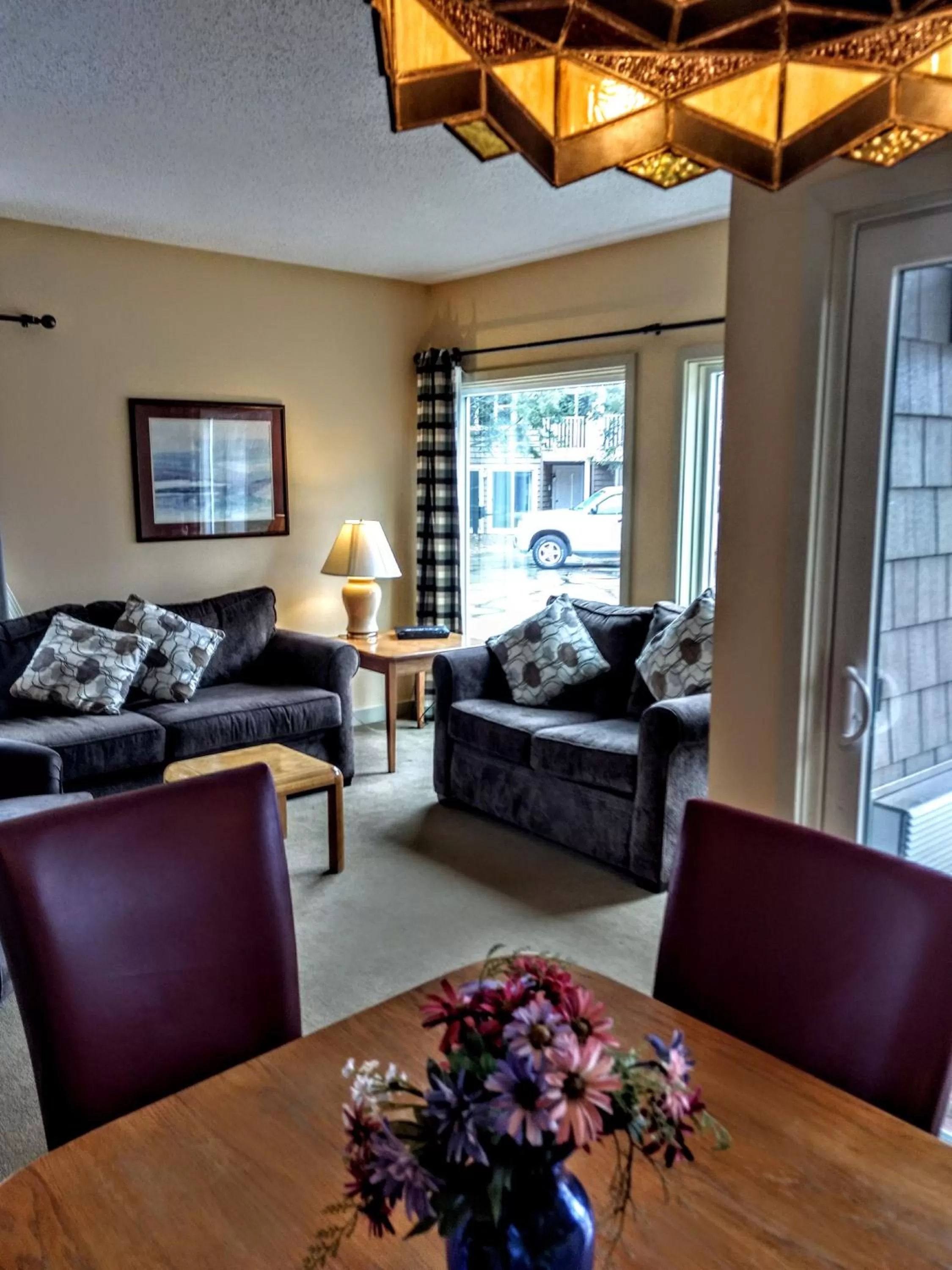 TV and multimedia, Seating Area in Cathedral Ledge Resort