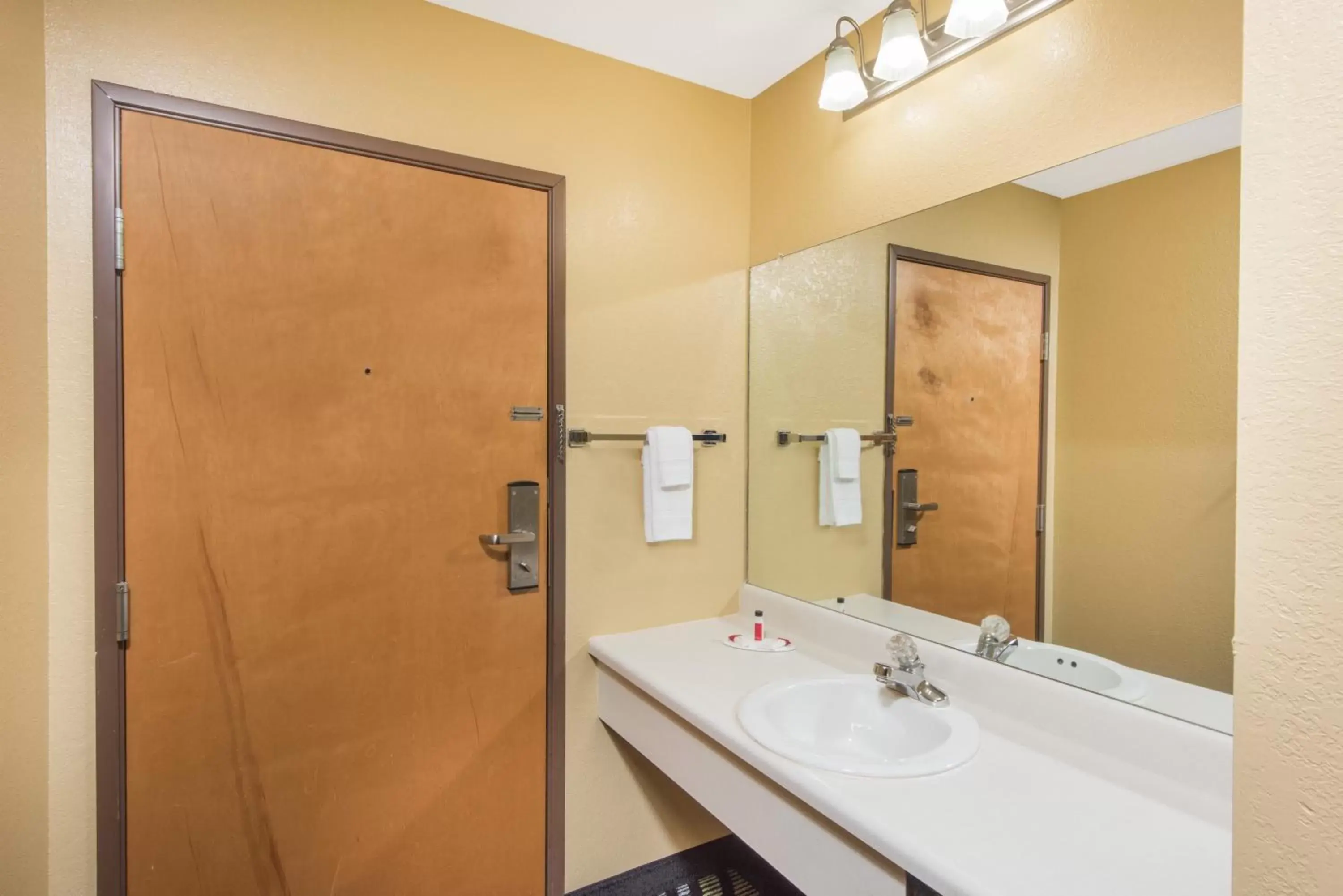 Area and facilities, Bathroom in Super 8 by Wyndham Farmington