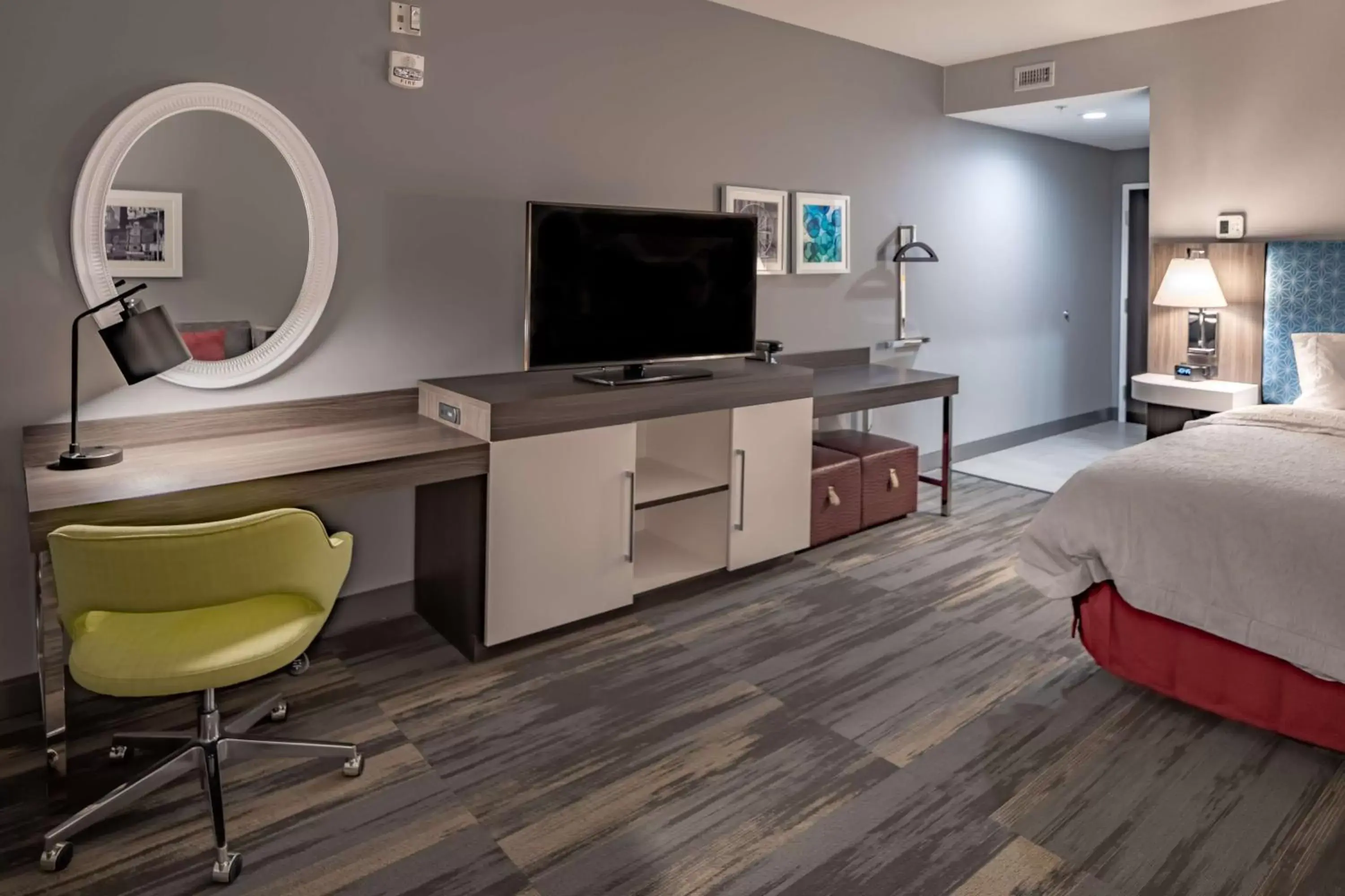 Bedroom, TV/Entertainment Center in Hampton Inn & Suites Dallas/Plano Central