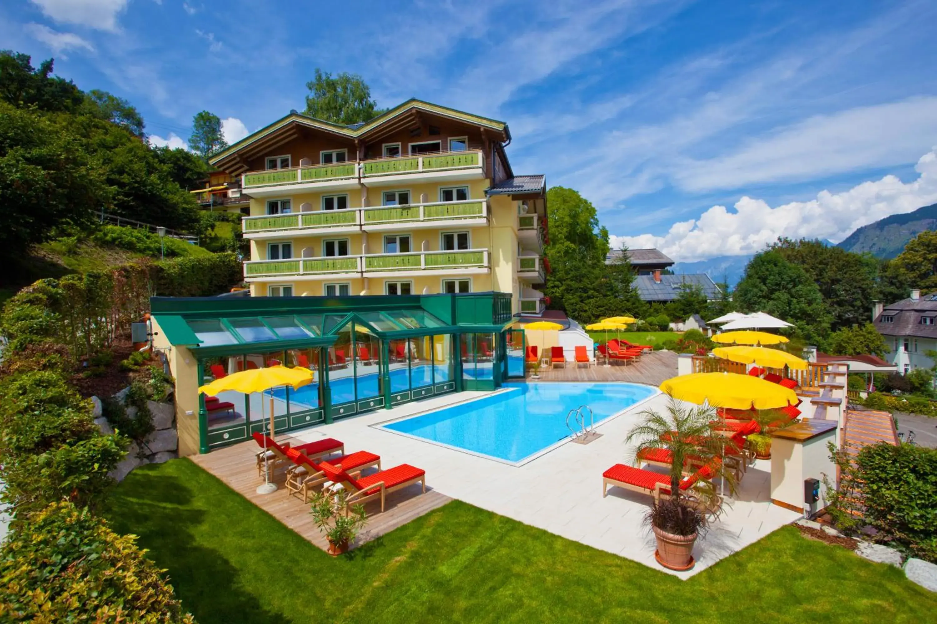 Garden, Swimming Pool in Hotel Berner