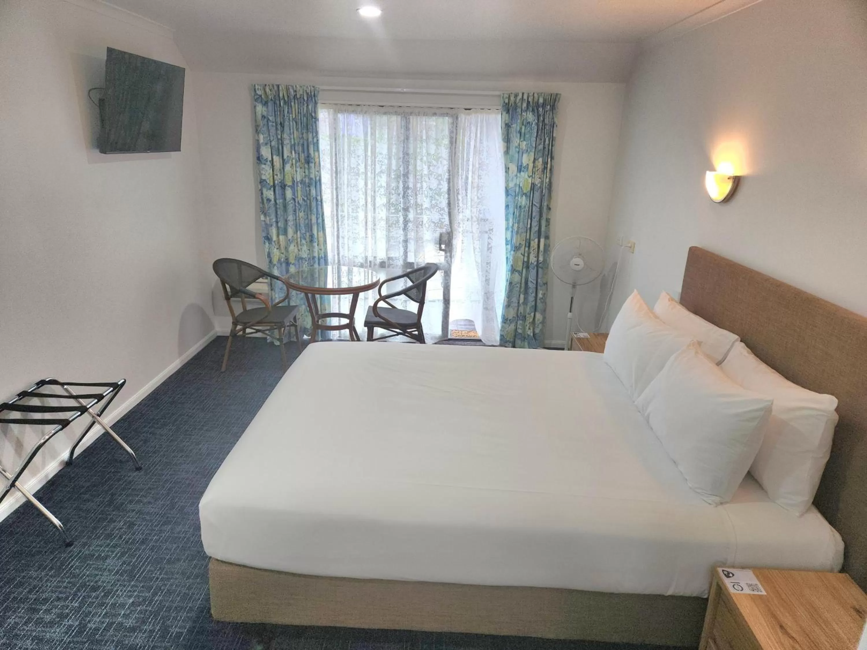 Bed in Botany Palms Motel