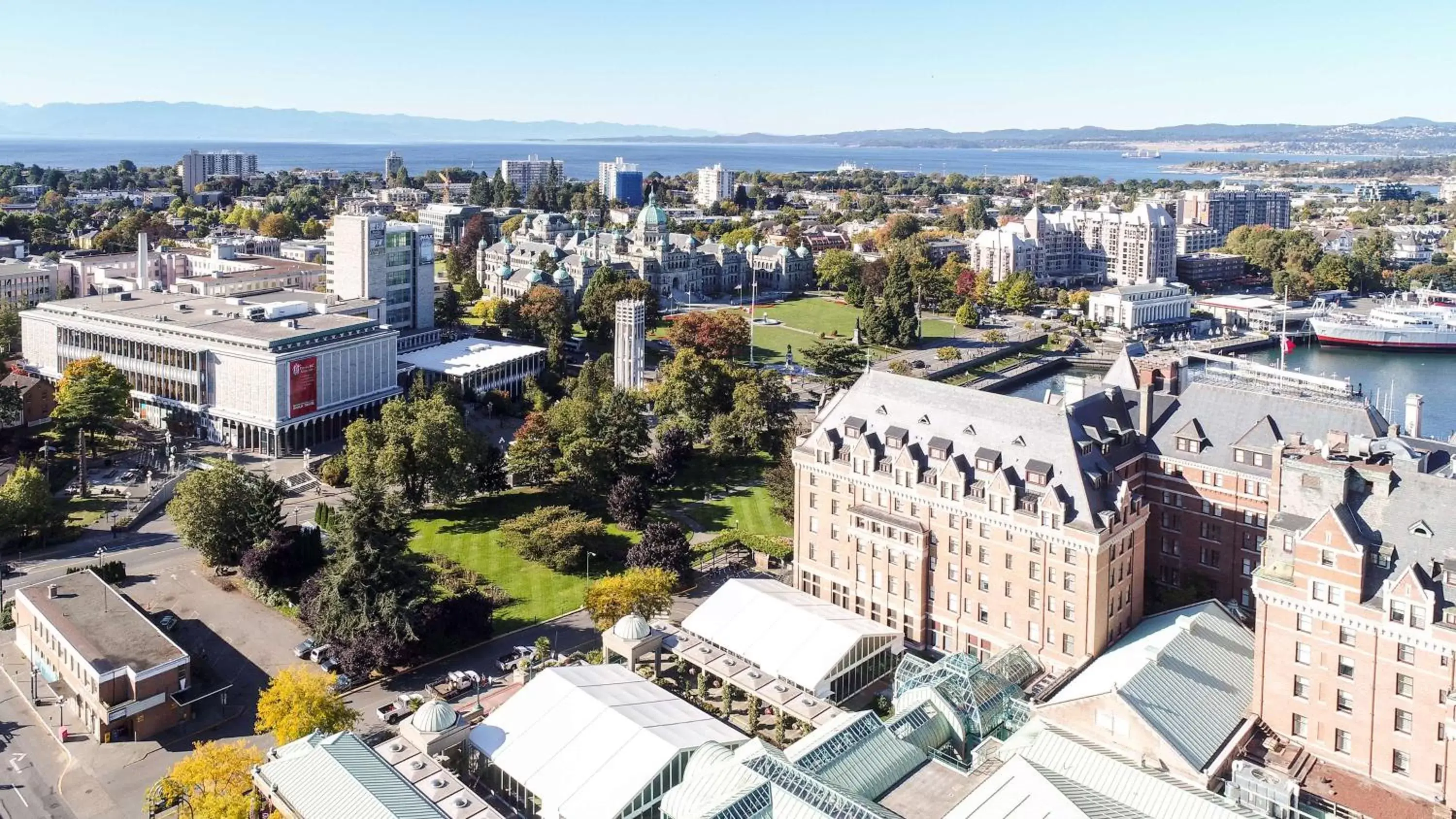 Property building, Bird's-eye View in DoubleTree by Hilton Hotel & Suites Victoria