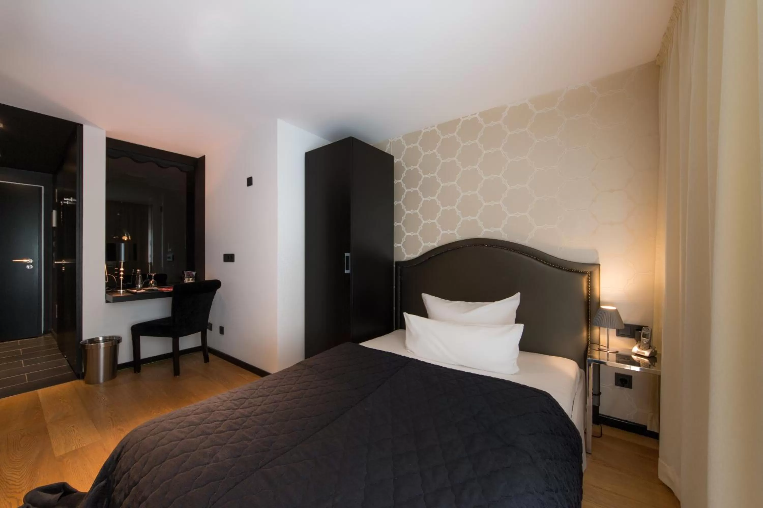 Photo of the whole room, Bed in La Mansion Vi Vadi Hotel