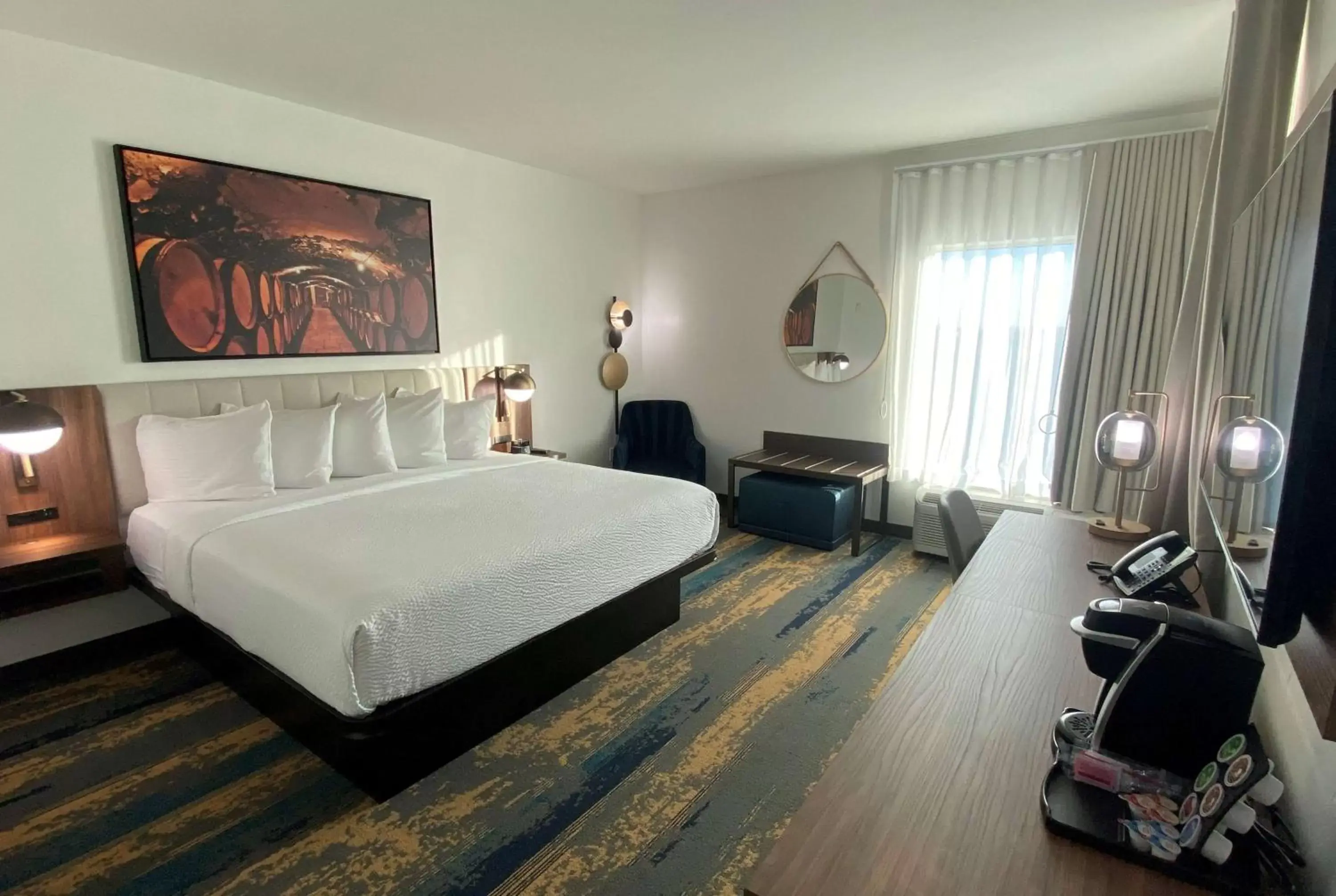 Photo of the whole room, Bed in La Quinta Inn & Suites by Wyndham Galt Lodi North