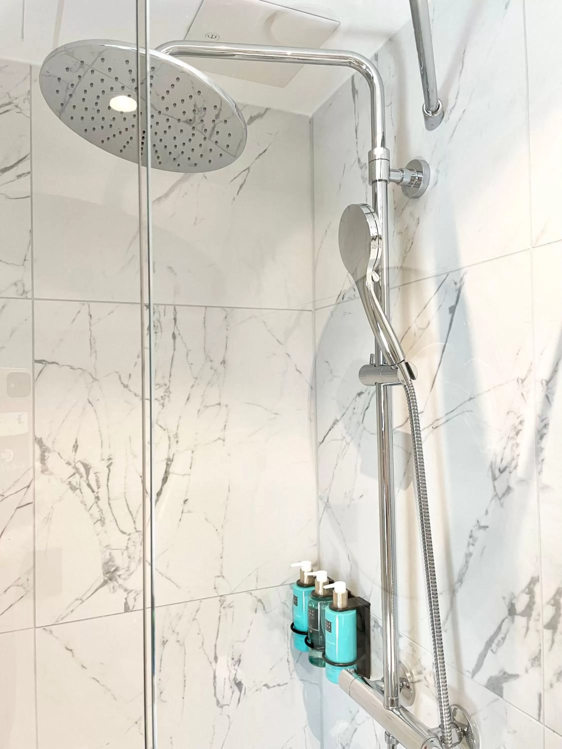 Shower in Karl Johan Hotel