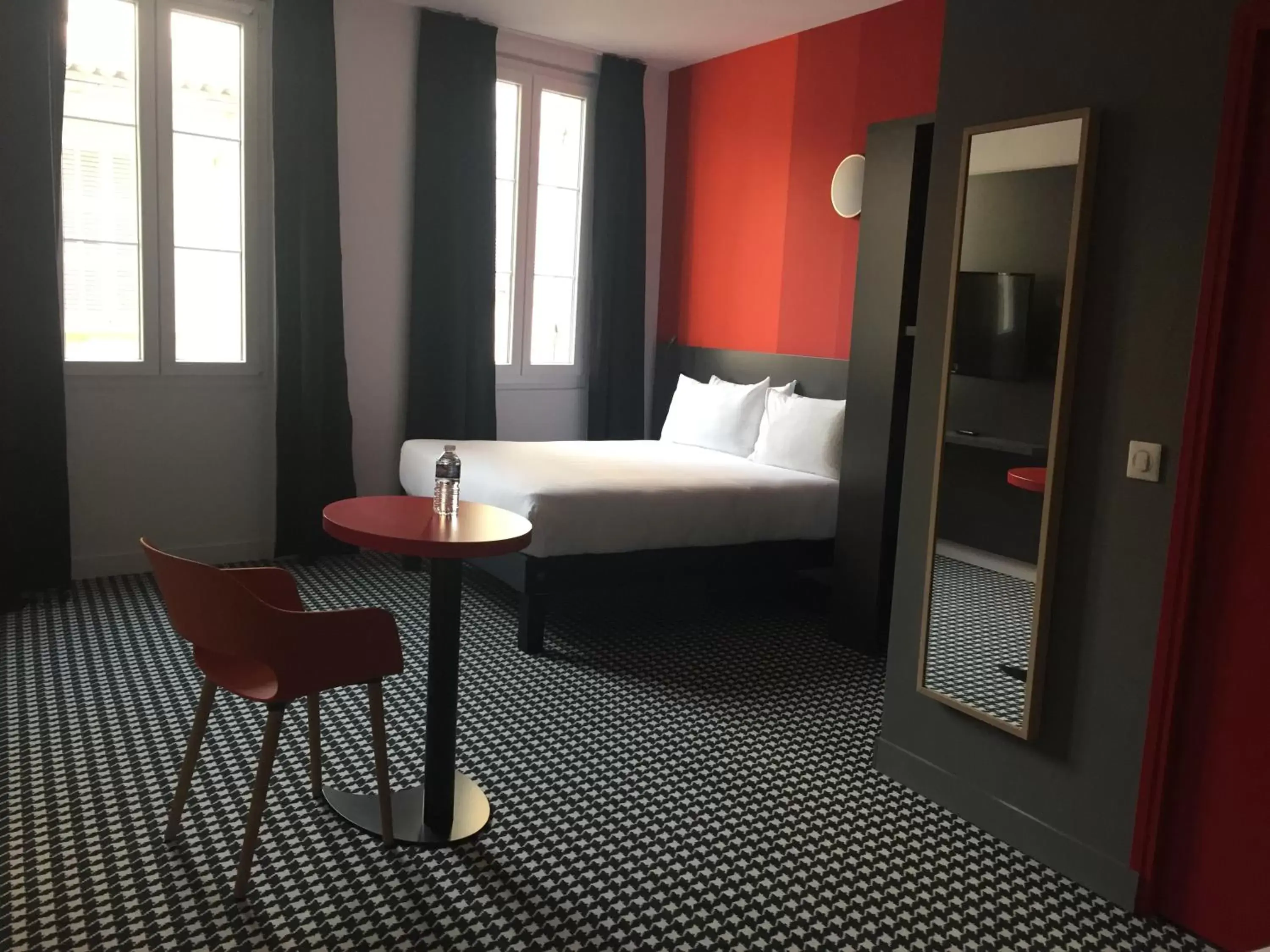 Photo of the whole room, Bed in ibis Styles Marseille Vieux Port