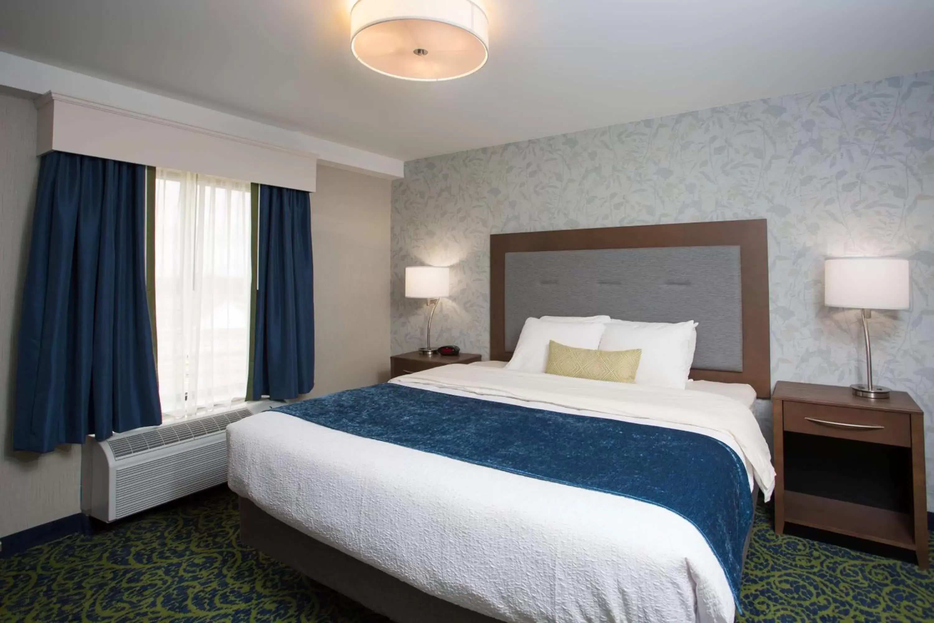 Photo of the whole room, Bed in Best Western Plus Portsmouth Hotel & Suites