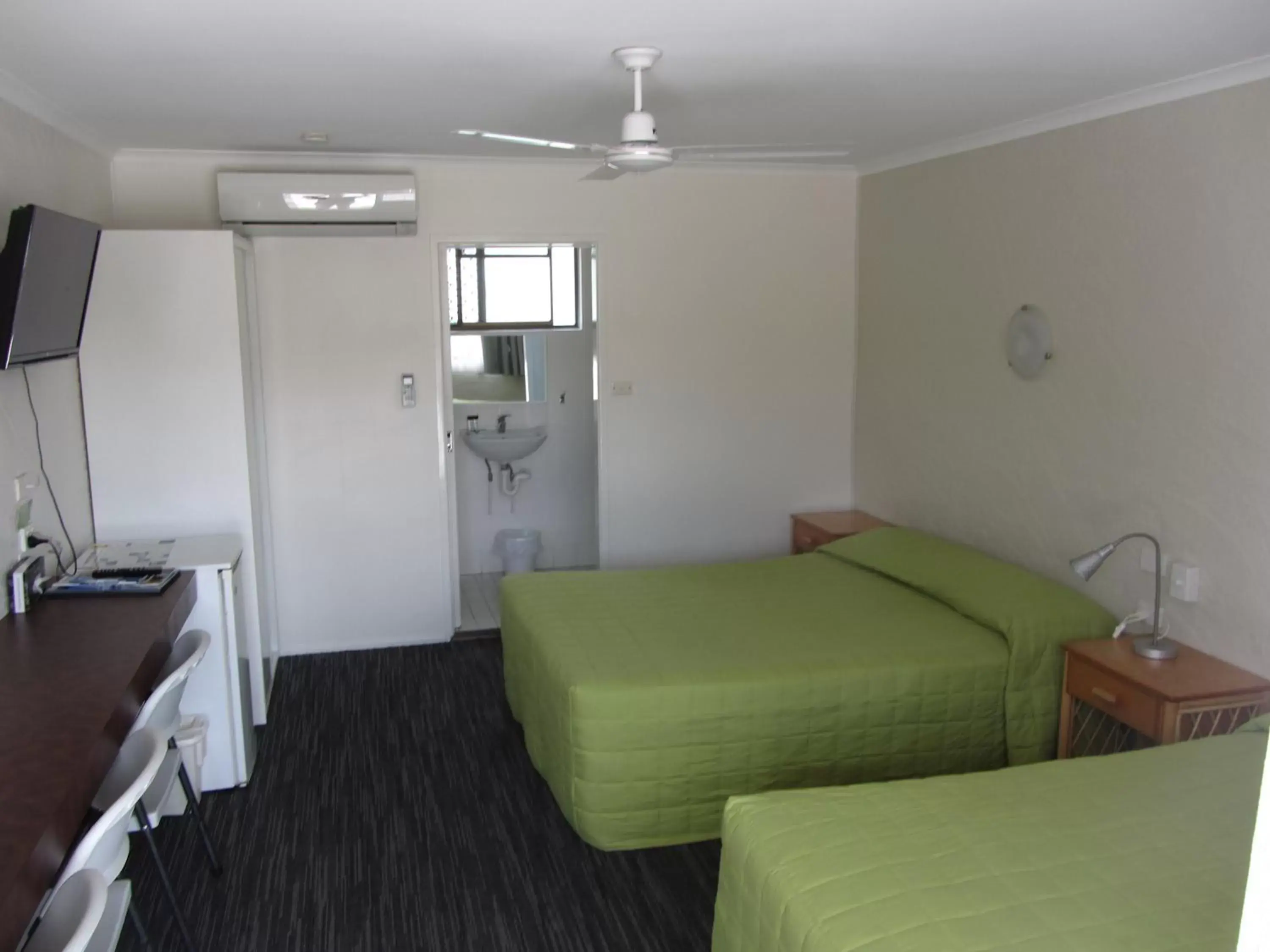 Photo of the whole room, Bed in Urangan Motor Inn