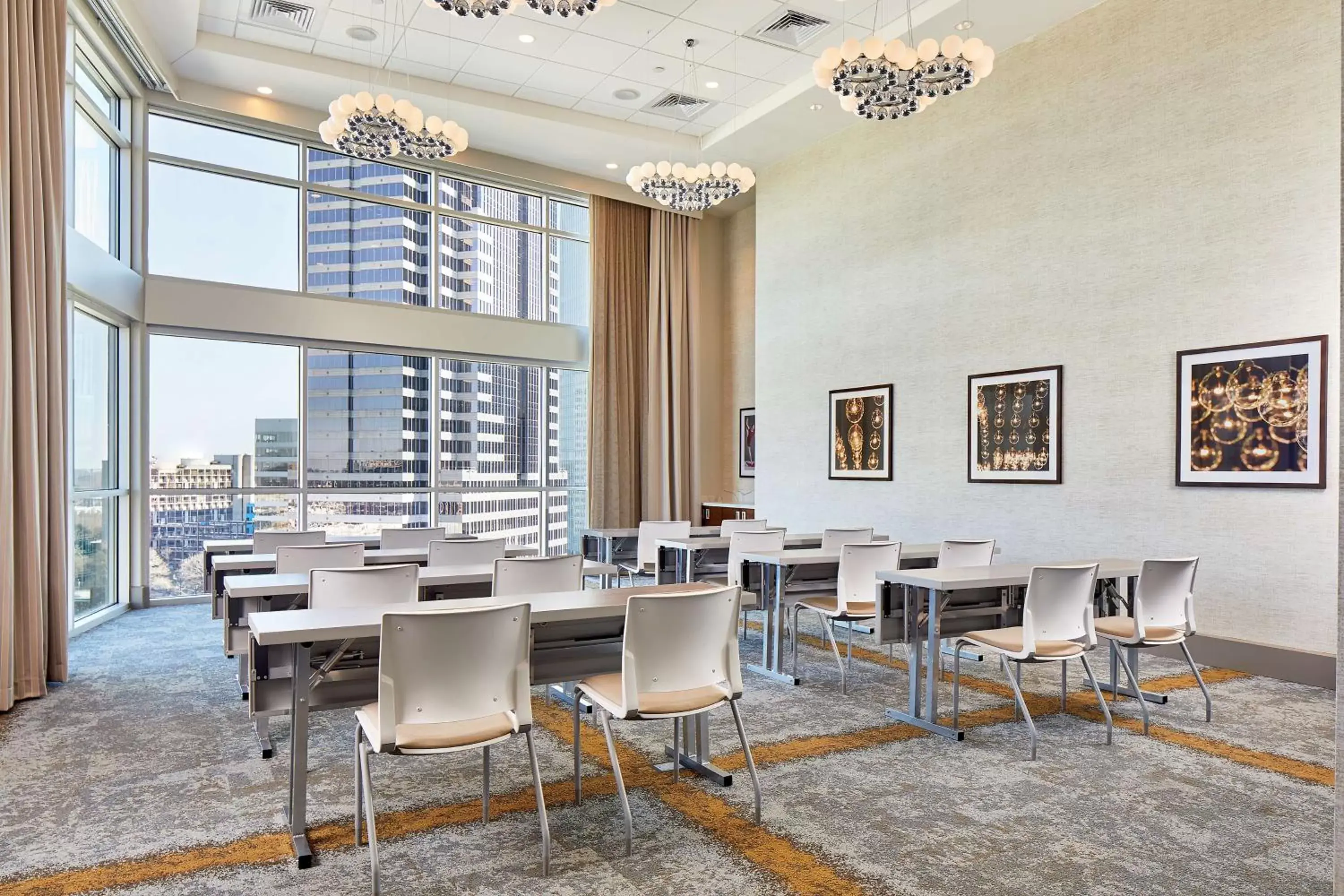 Meeting/conference room, Restaurant/Places to Eat in Hampton Inn & Suites Atlanta-Midtown, Ga