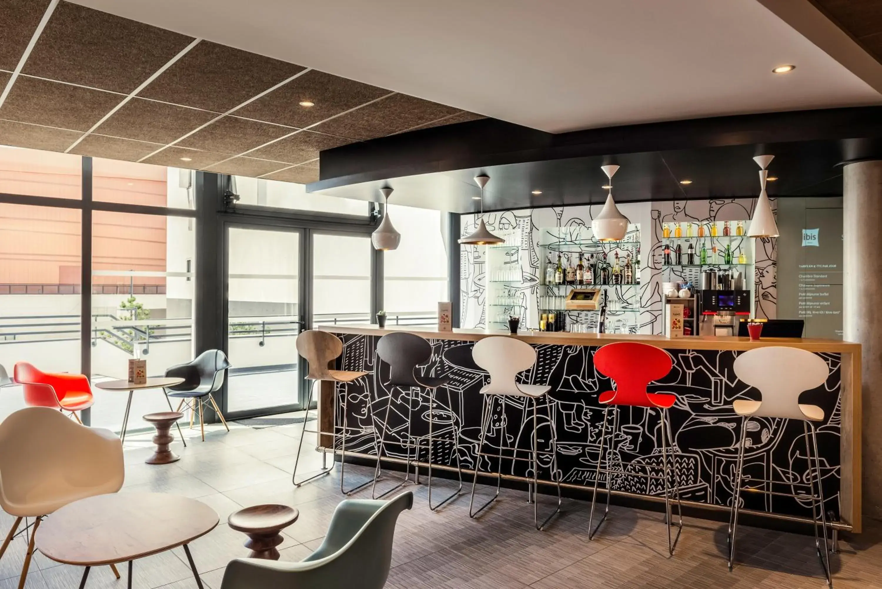 Lounge or bar, Lounge/Bar in ibis Saint Quentin en Yvelines - Velodrome