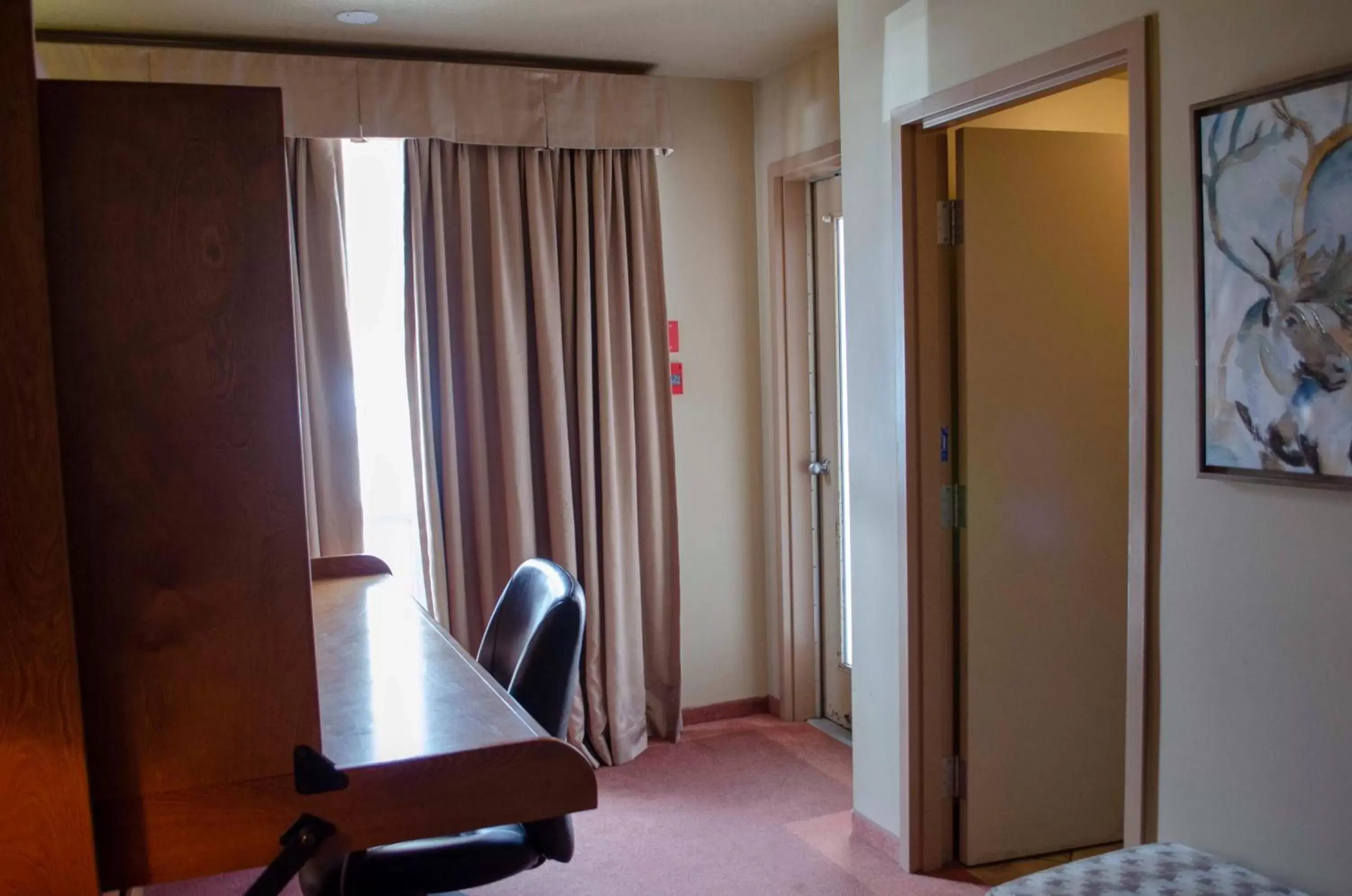 Bed, TV/Entertainment Center in Waterton Lakes Lodge Resort