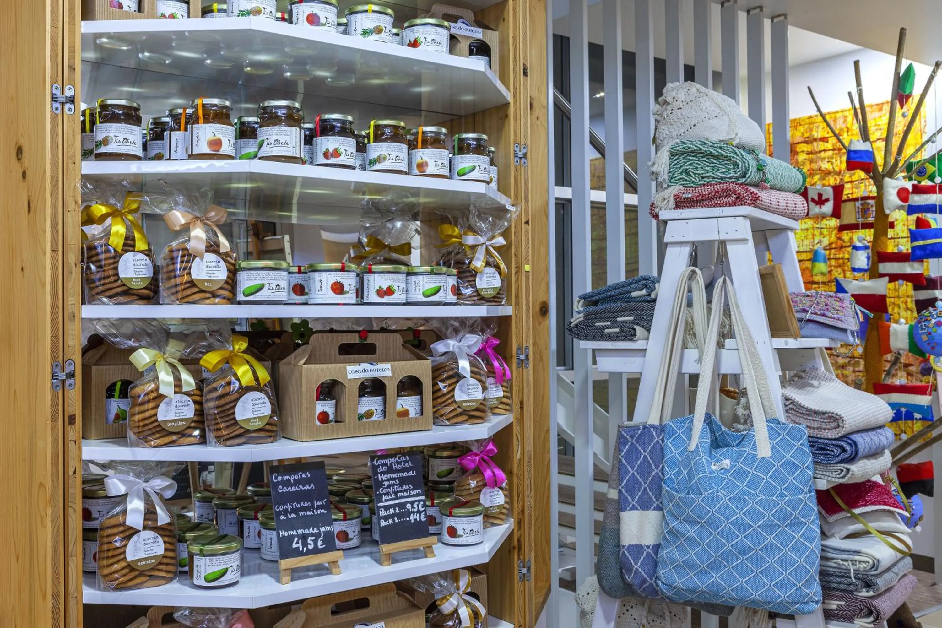 On-site shops in Boutique Hotel Casa do Outeiro - Arts & Crafts