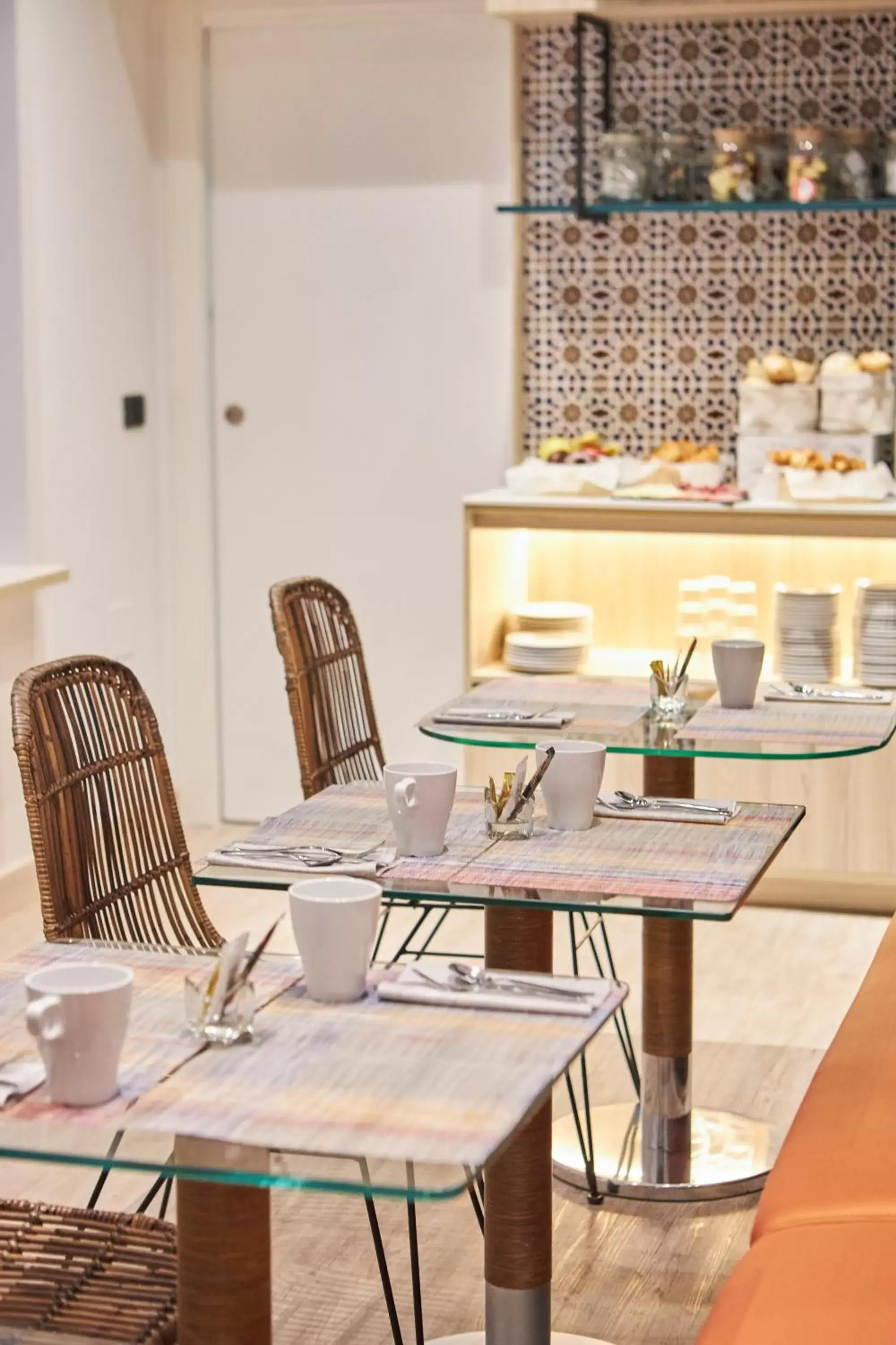 Area and facilities, Restaurant/Places to Eat in U-Sense Sevilla Centro