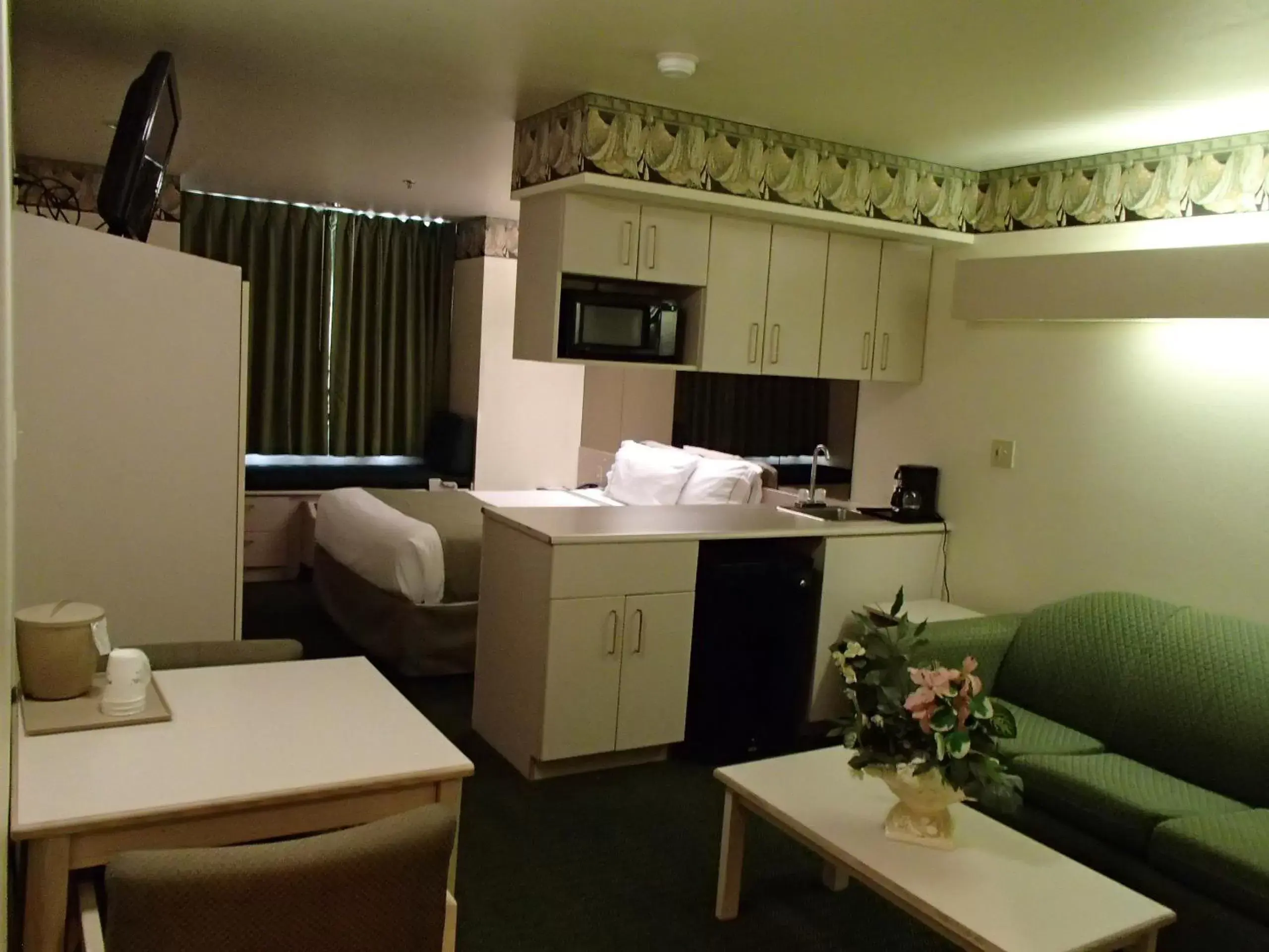 Photo of the whole room, Kitchen/Kitchenette in Motel 6-Fort Worth, TX - Burleson