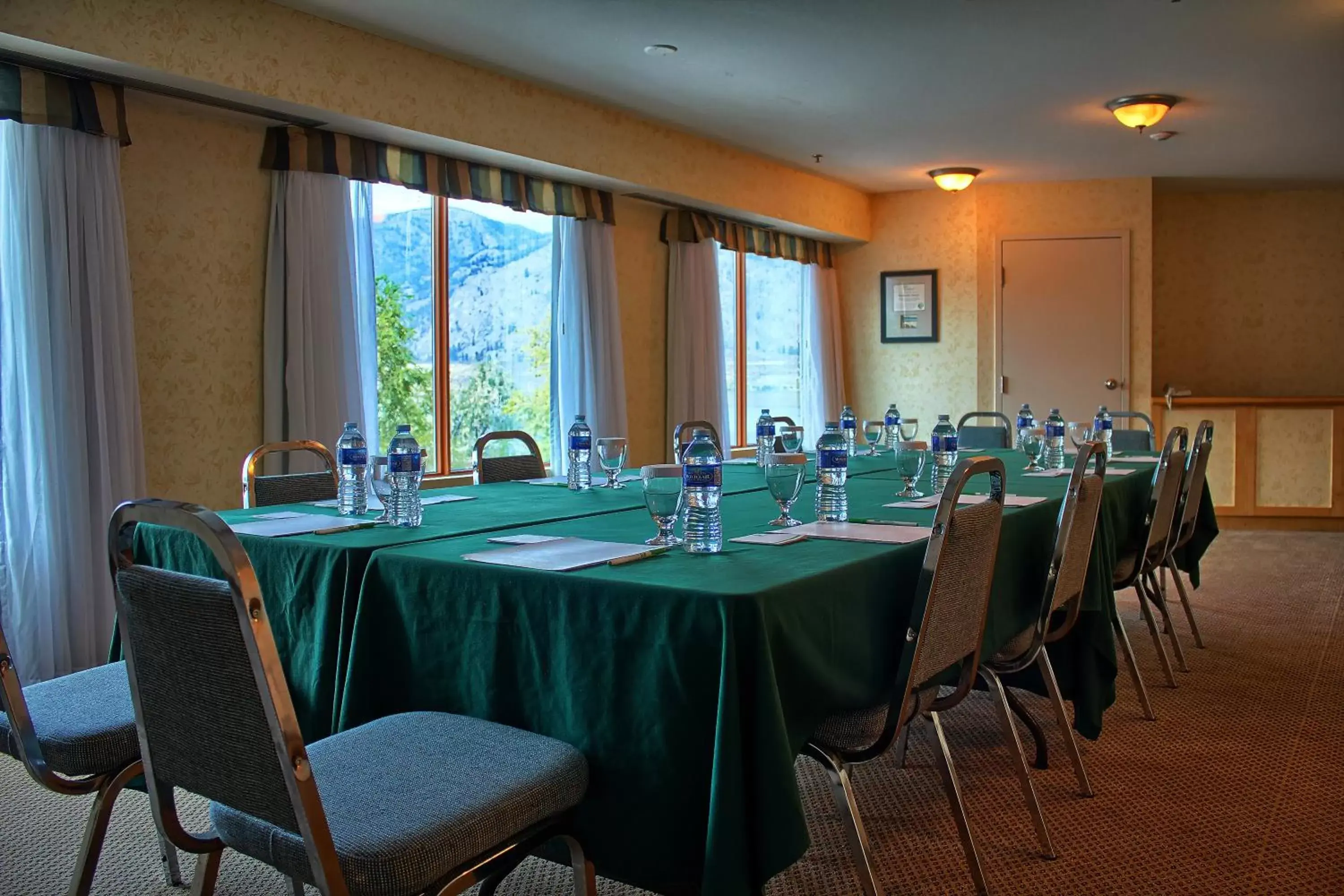 Meeting/conference room in Holiday Inn Hotel & Suites Osoyoos, an IHG Hotel