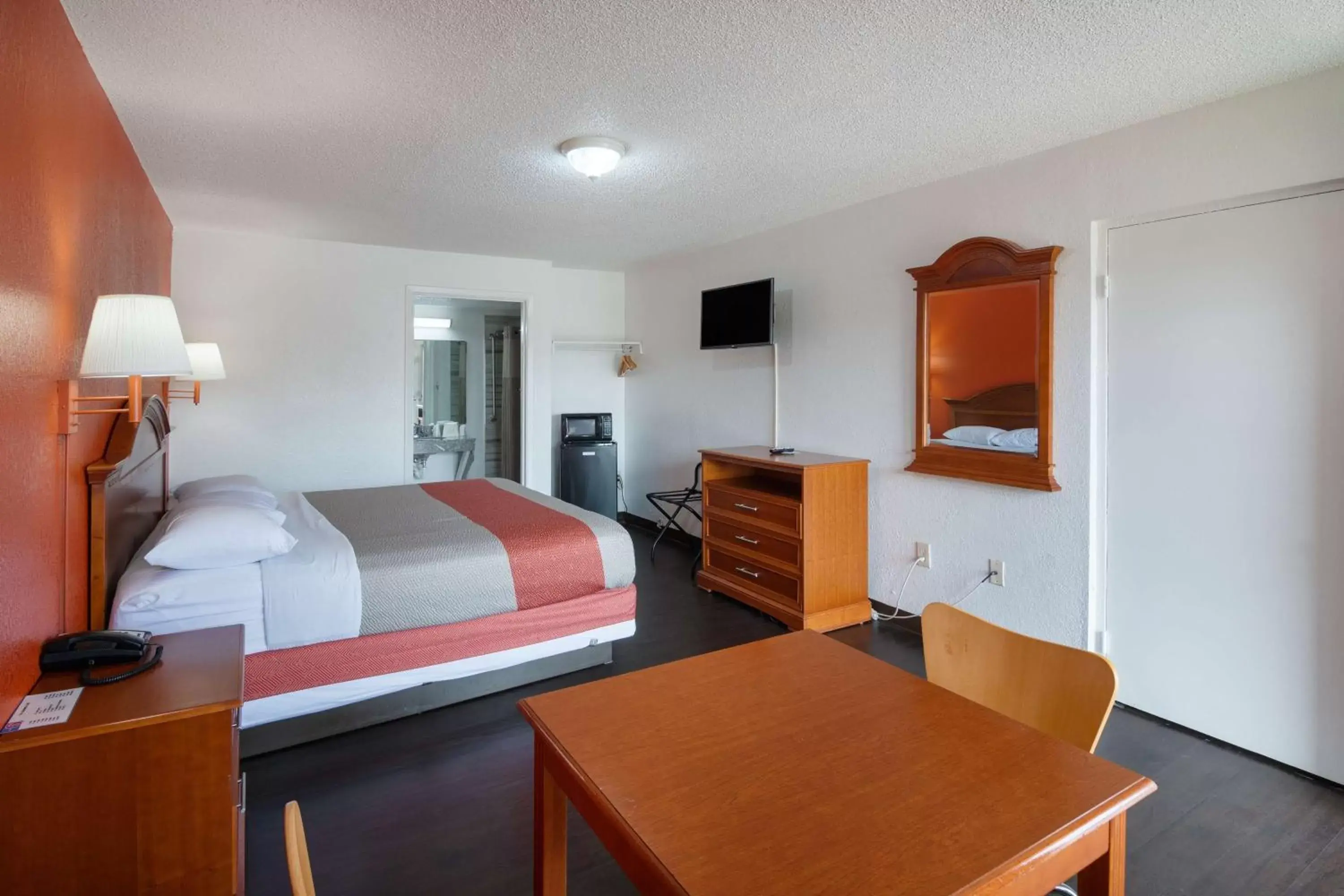 TV and multimedia, Bed in Motel 6-Montgomery, AL - Coliseum TV and multimedia, Bed in Motel 6-Montgomery, AL - Coliseum