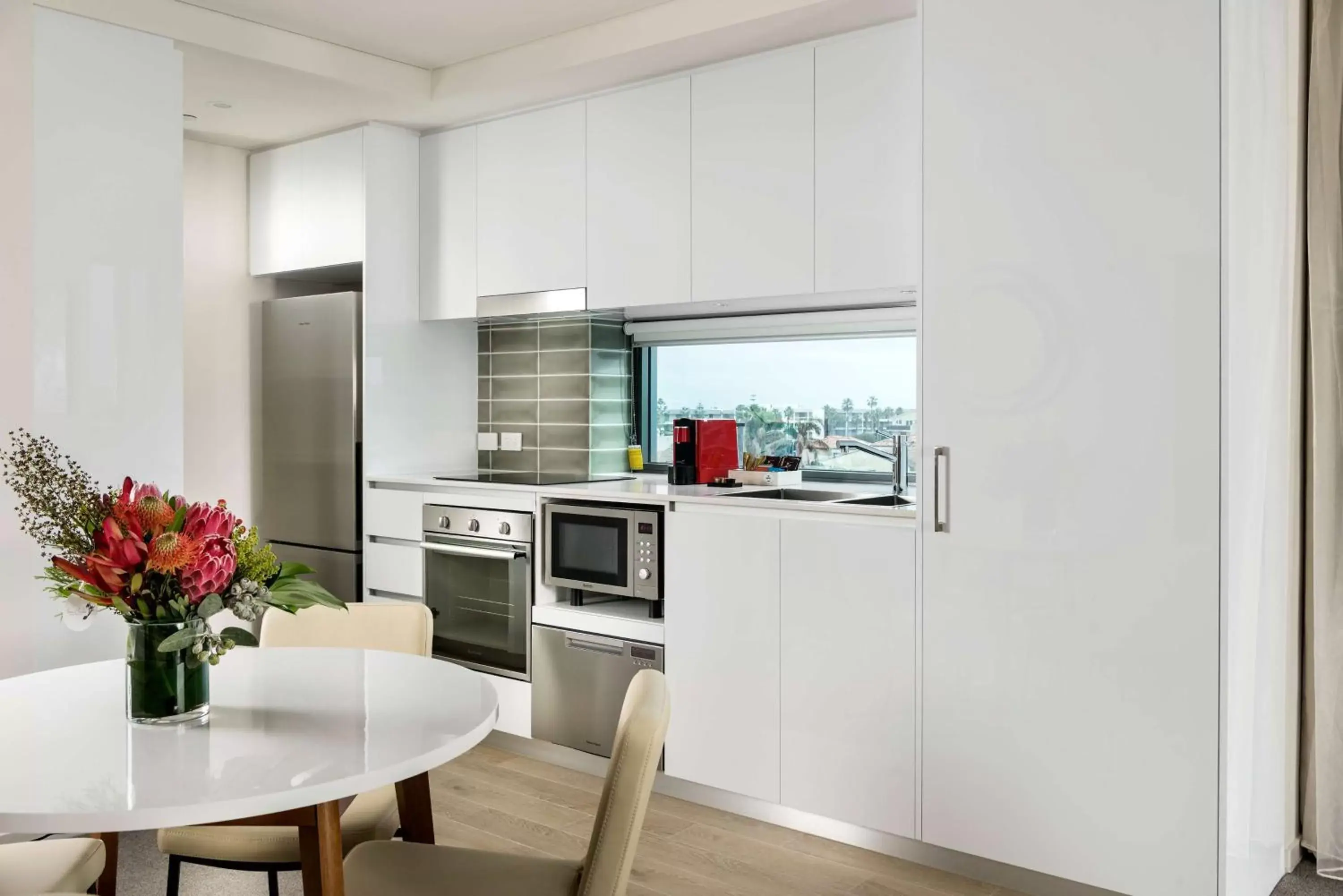 Photo of the whole room, Kitchen/Kitchenette in Ramada by Wyndham VetroBlu Scarborough Beach