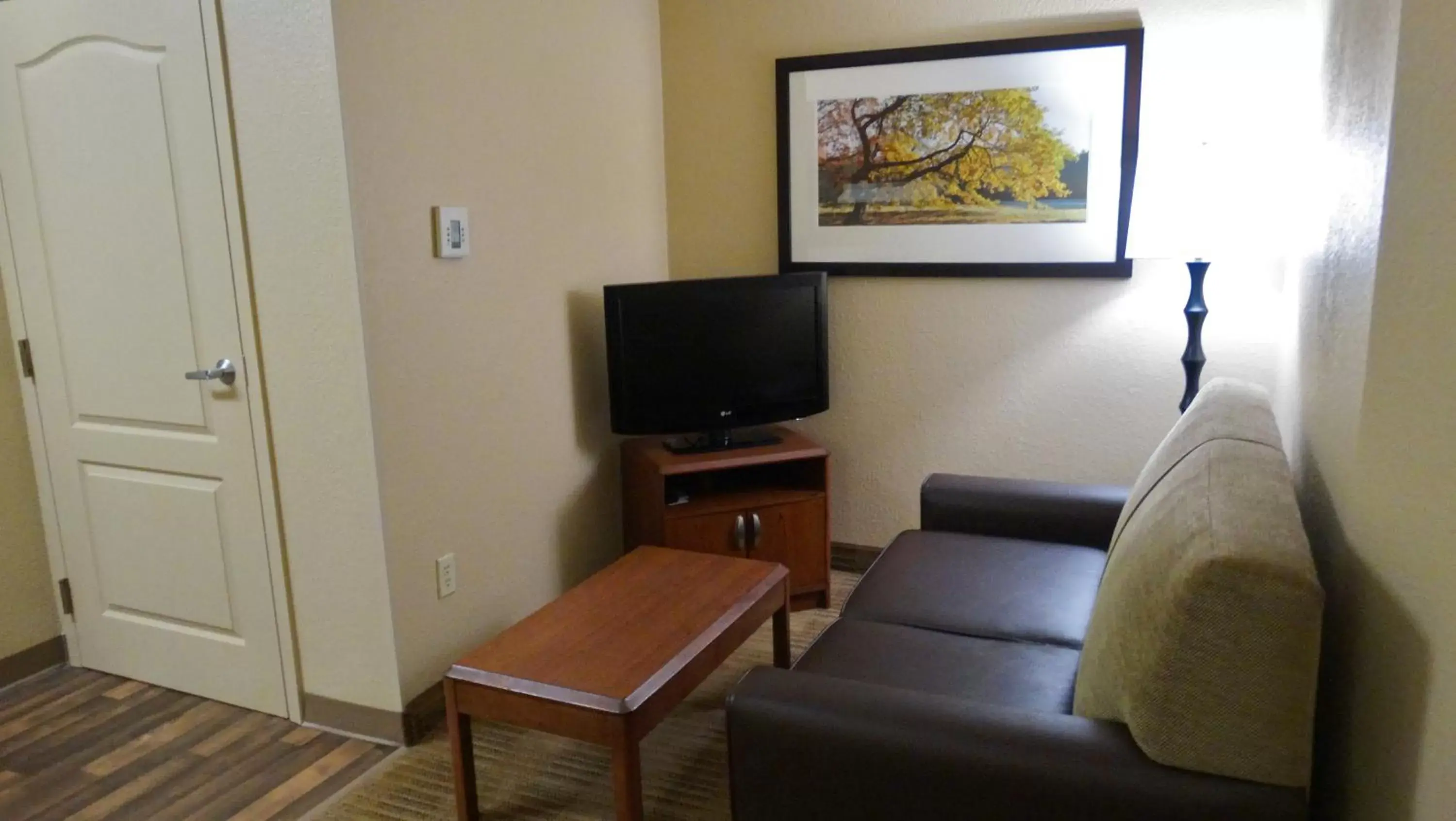 Living room, TV/Entertainment Center in Extended Stay America Suites - Dallas - Frankford Road