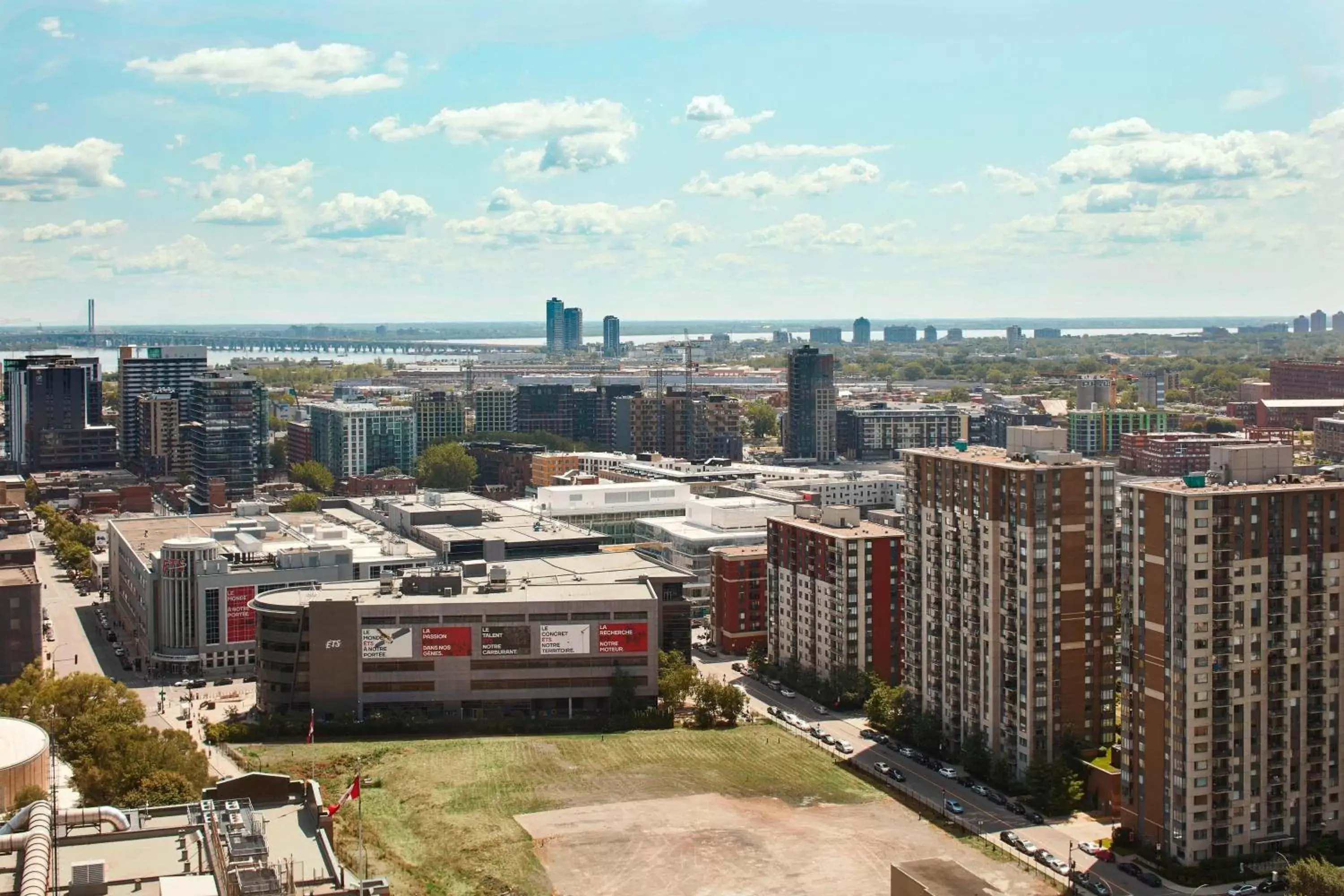 Photo of the whole room, Bird's-eye View in Montreal Marriott Chateau Champlain