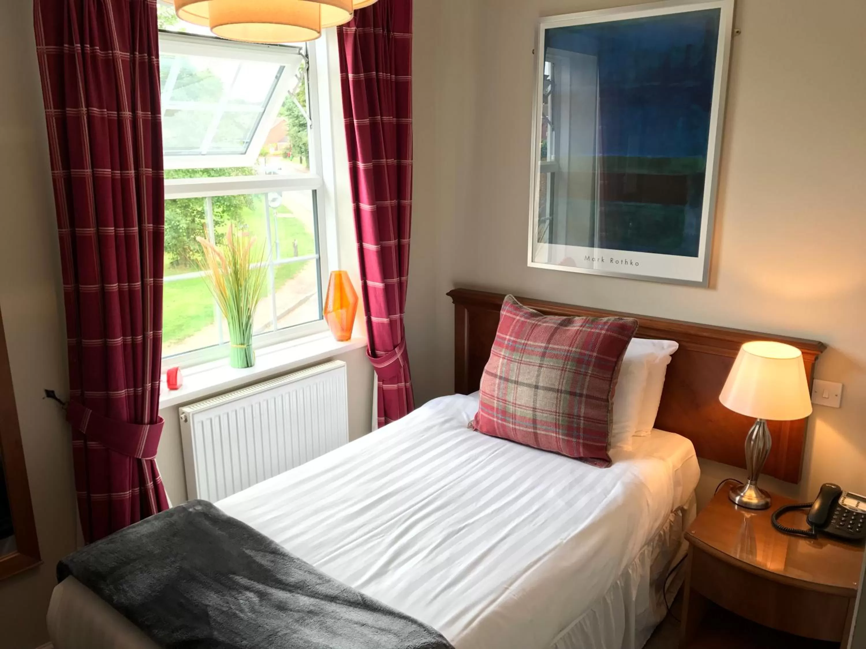 Bedroom, Bed in The Black Swan Inn