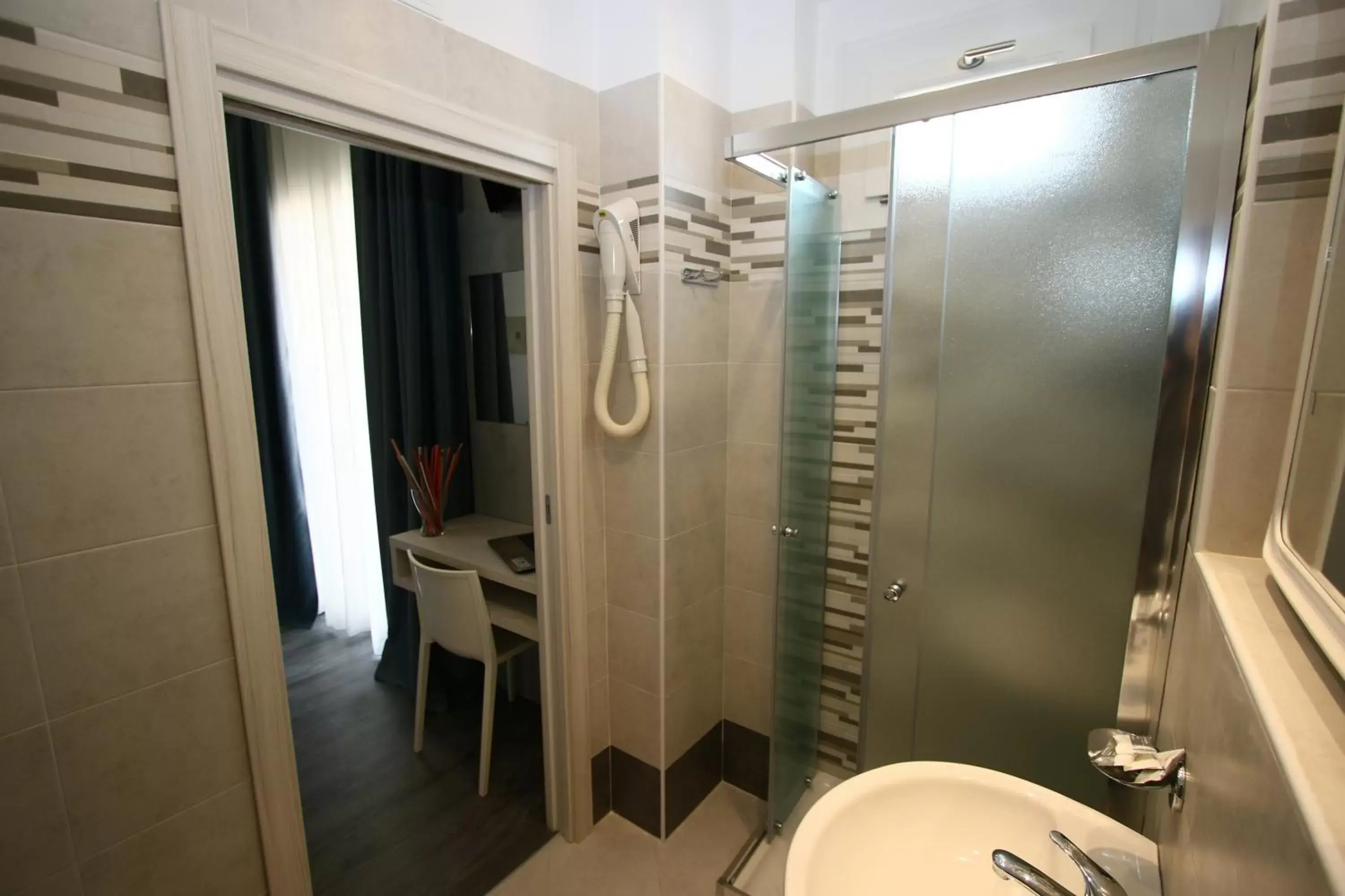 Shower, Bathroom in Hotel Kim