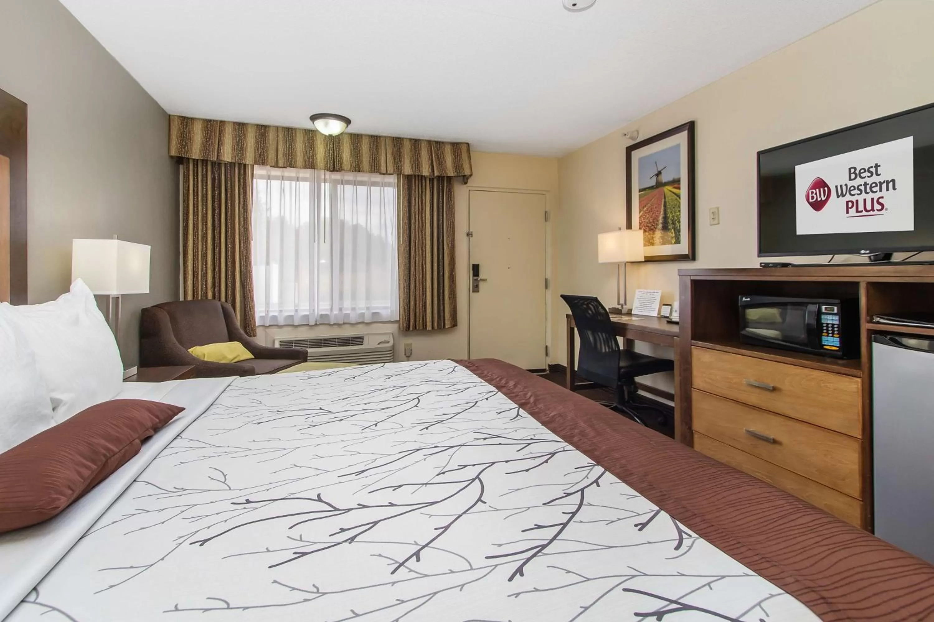 King Room with Sofa Bed in White Pine Inn & Suites
