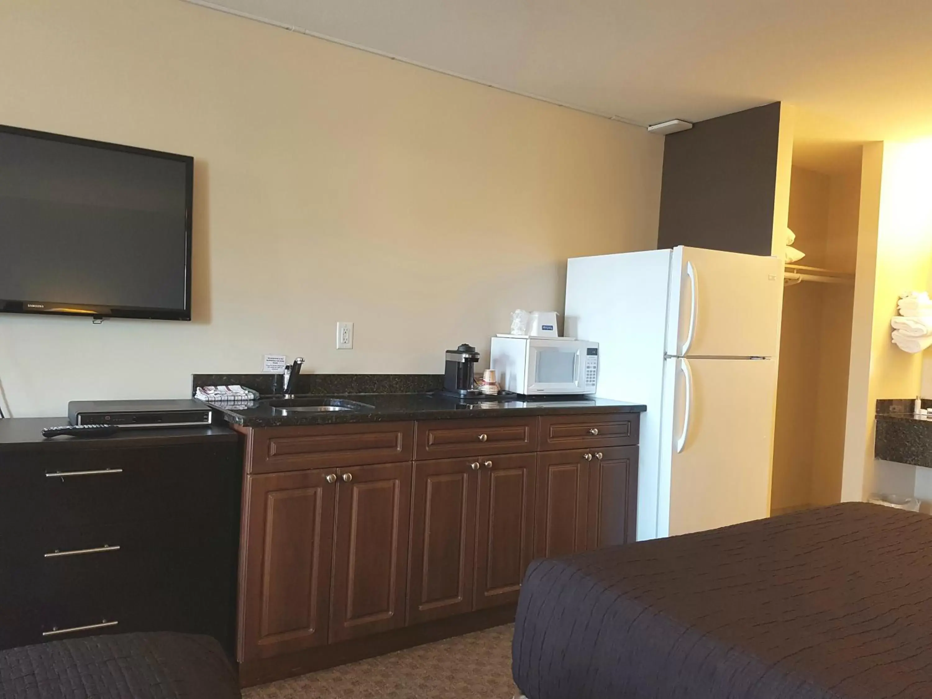 Other, Kitchen/Kitchenette in Travelodge by Wyndham Kamloops Mountview