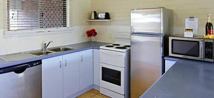 Kitchen or kitchenette, Kitchen/Kitchenette in Main Beach Apartments