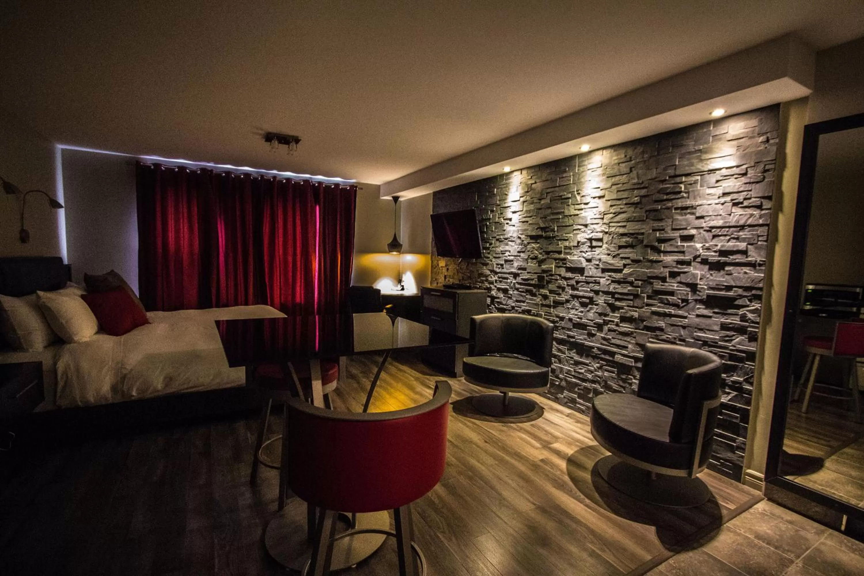 Bedroom, Bed in Hôtel Saint-Germain Rimouski