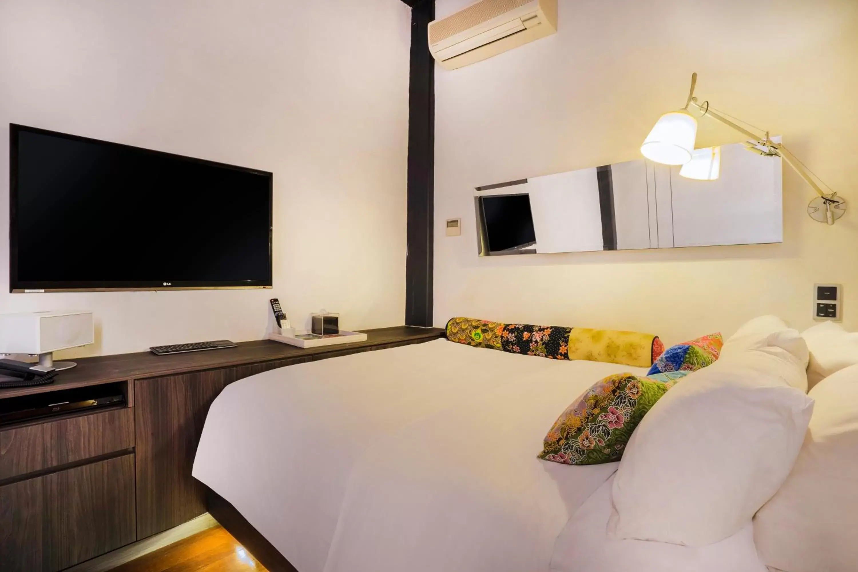 Guests, TV/Entertainment Center in The Daulat by Hotel Calmo