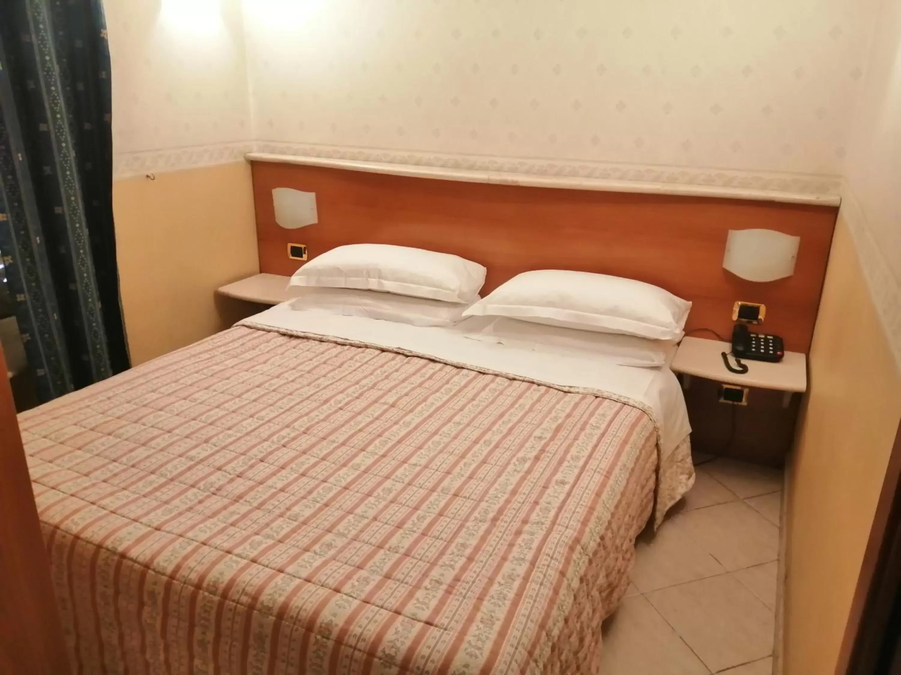 Bedroom, Bed in Hotel Verona Rome