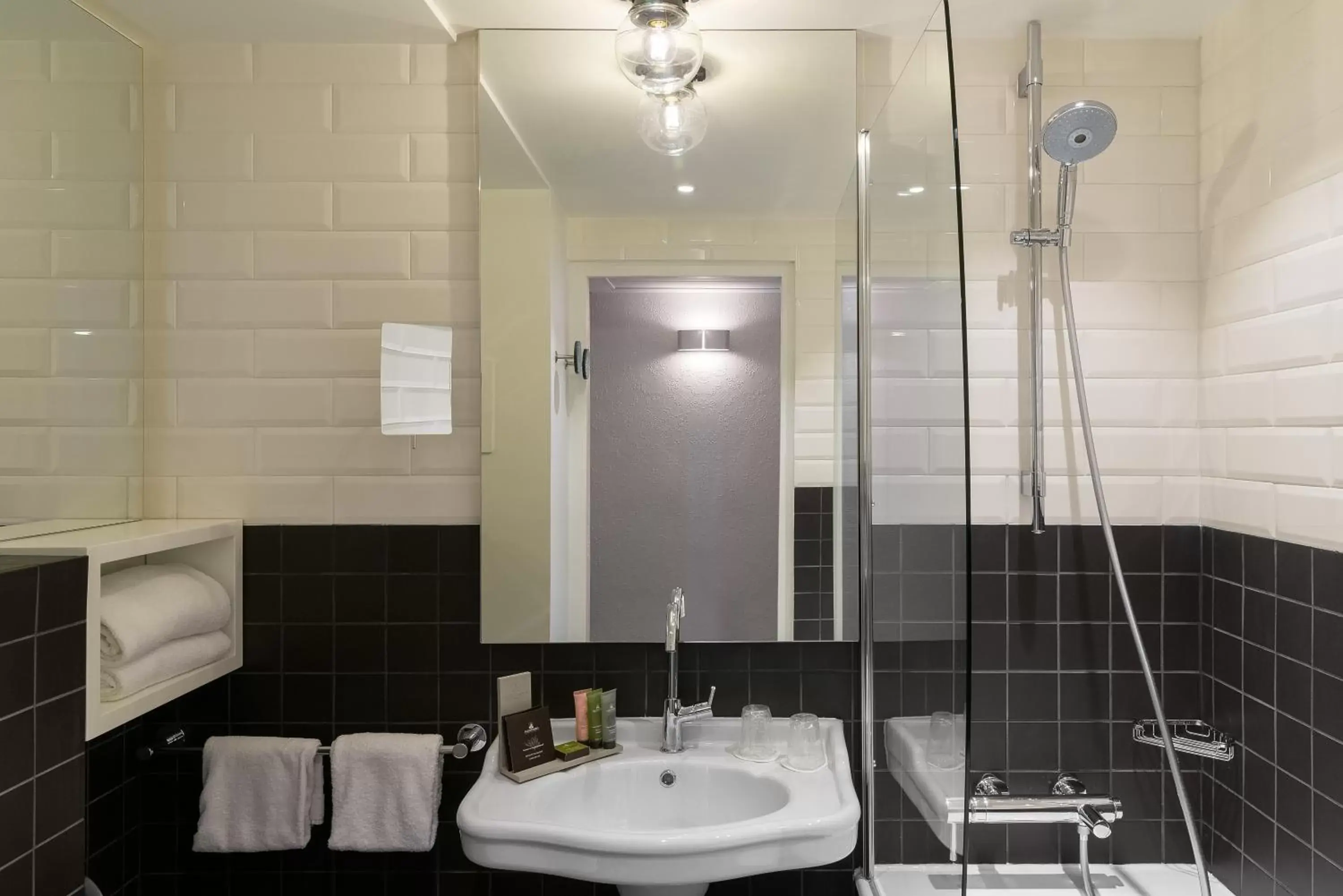 Bathroom in Hotel 34B - Astotel