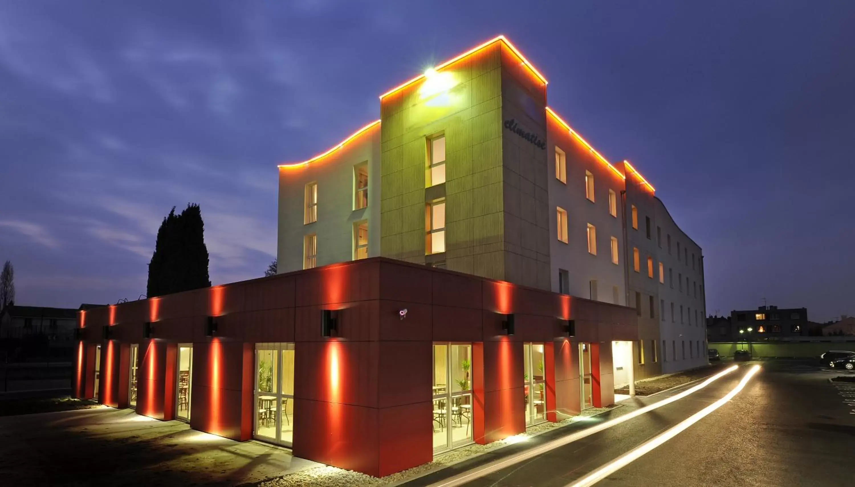 Facade/entrance, Property Building in Hotel Clermont Estaing