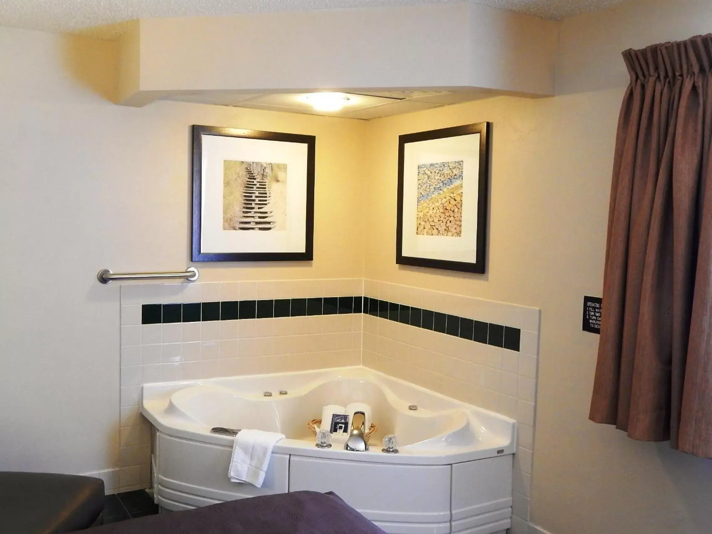 Hot Tub, Bathroom in AmericInn by Wyndham Sturgeon Bay