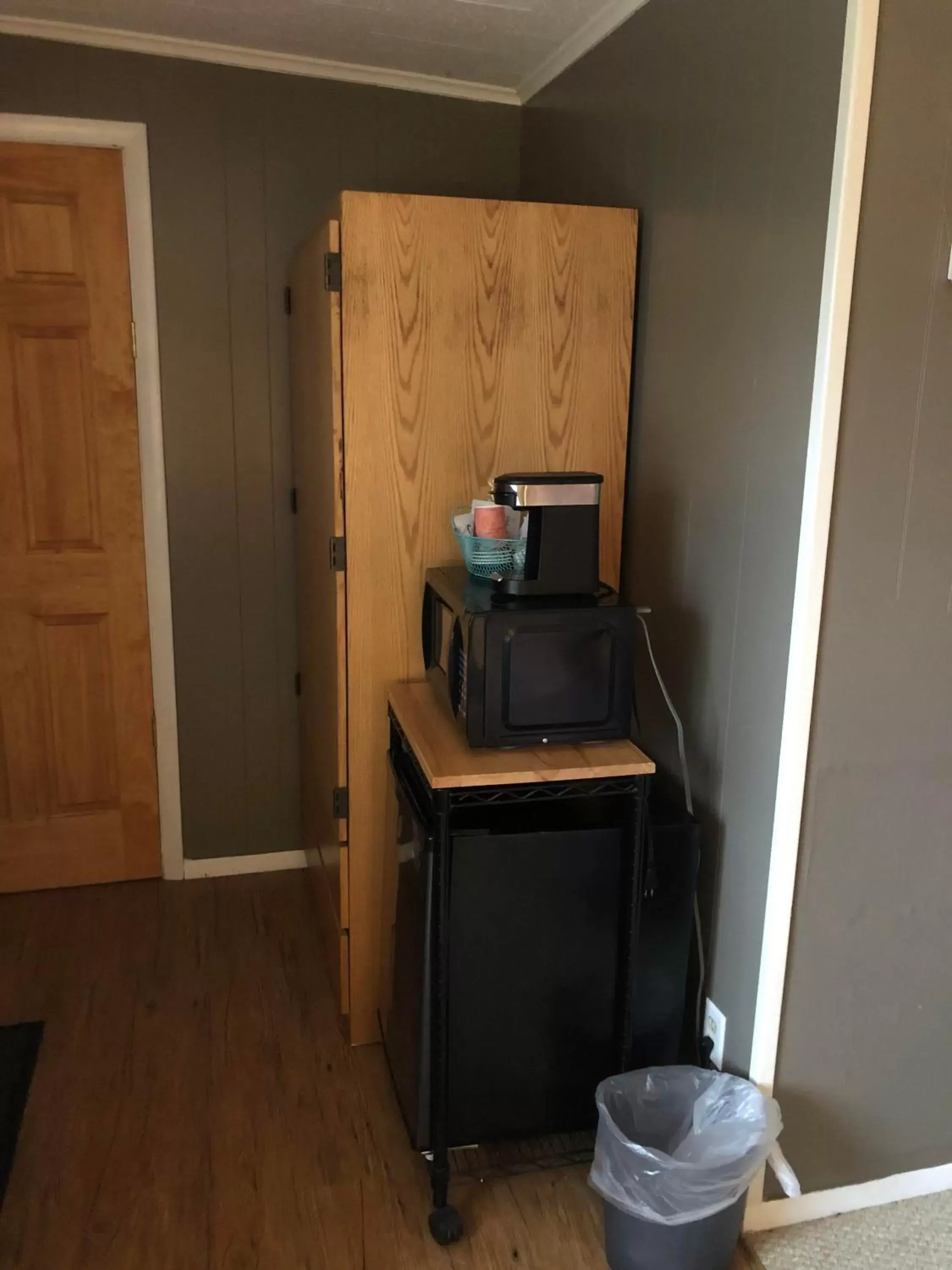 Queen Room in Oakes Oramel Inn Queen Room in Oakes Oramel Inn