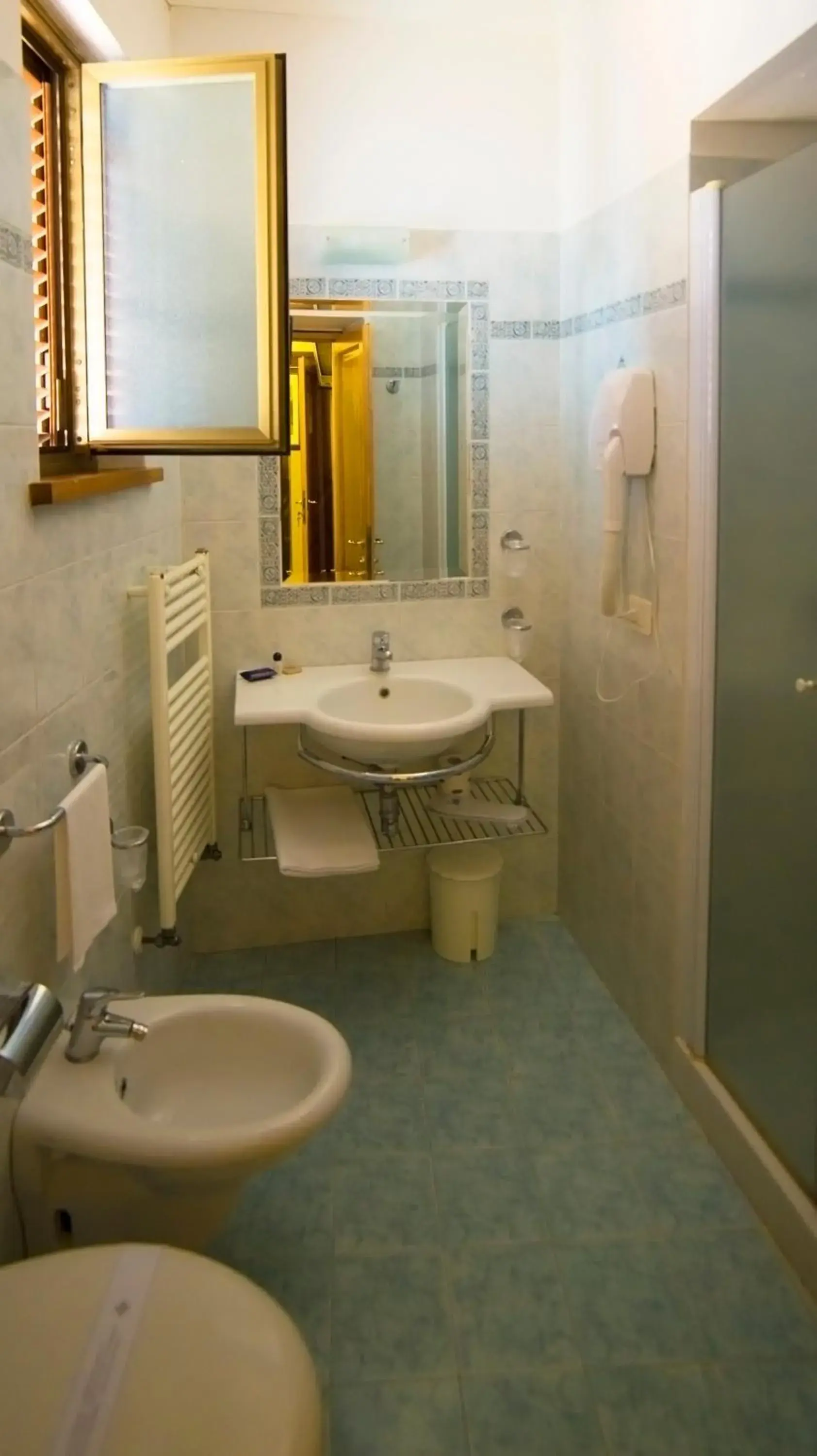 Shower, Bathroom in Hotel Filippeschi