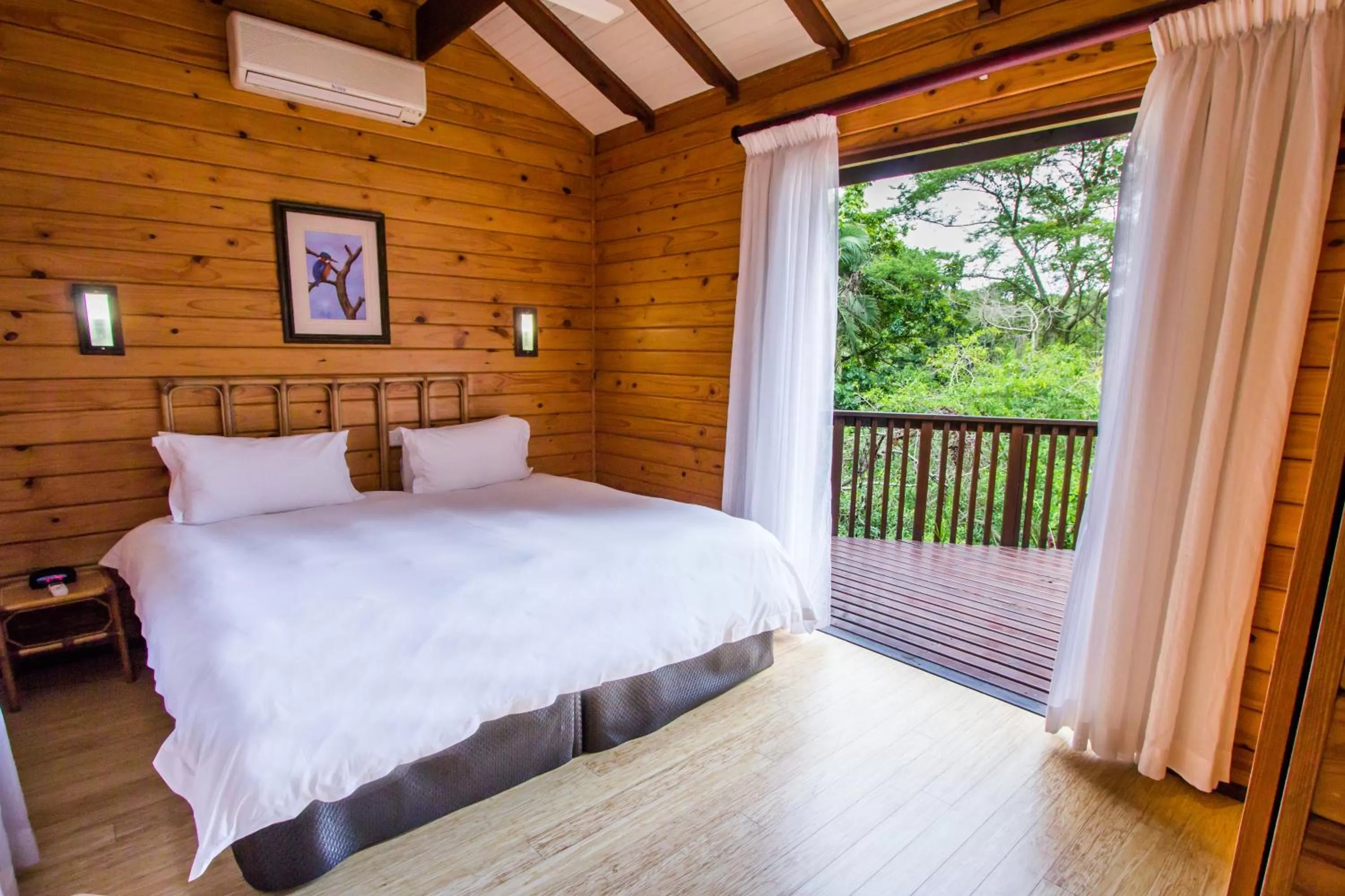 Photo of the whole room, Bed in Imvubu Lodge