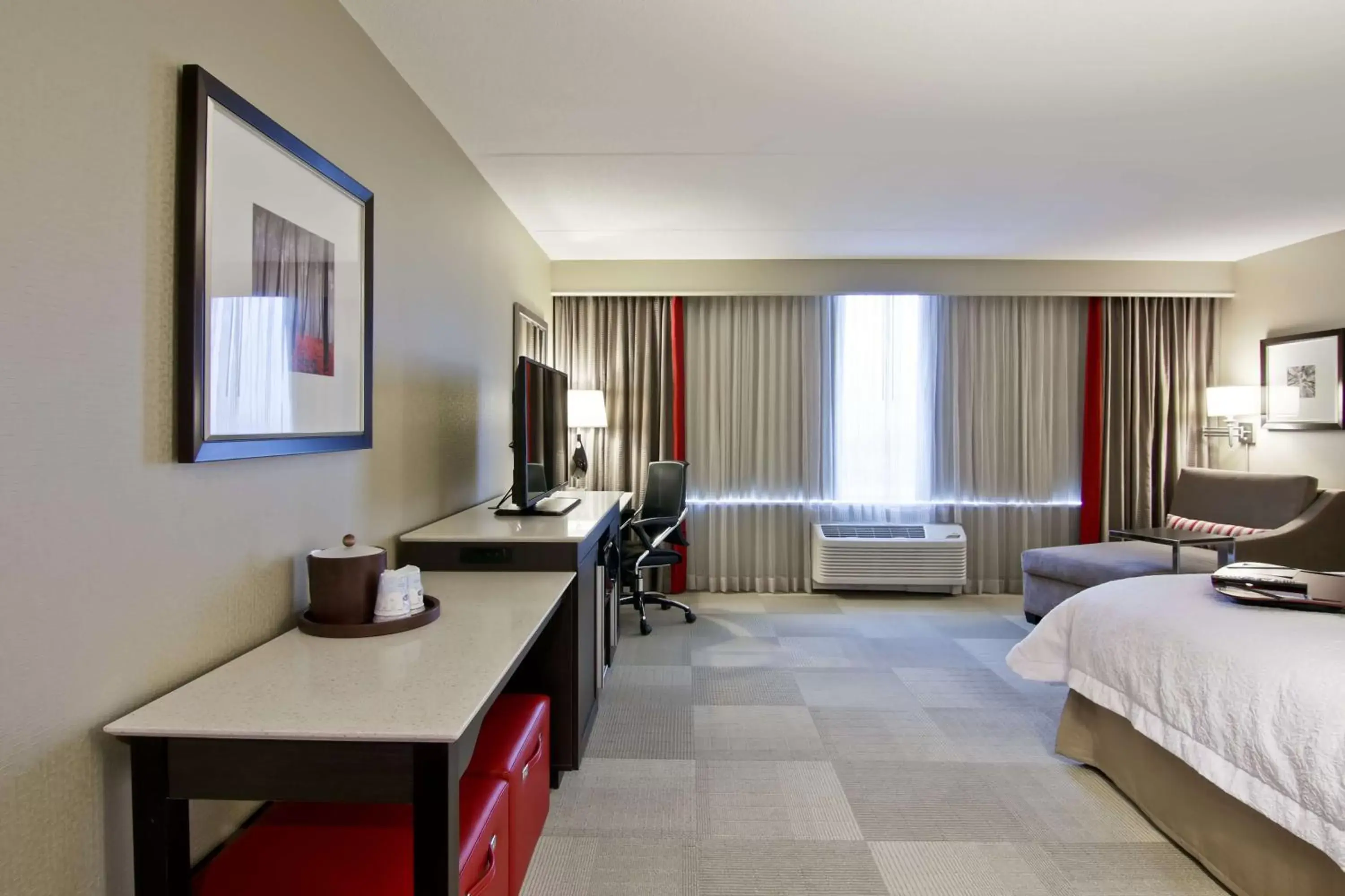 Bed in Hampton Inn & Suites by Hilton Toronto Markham