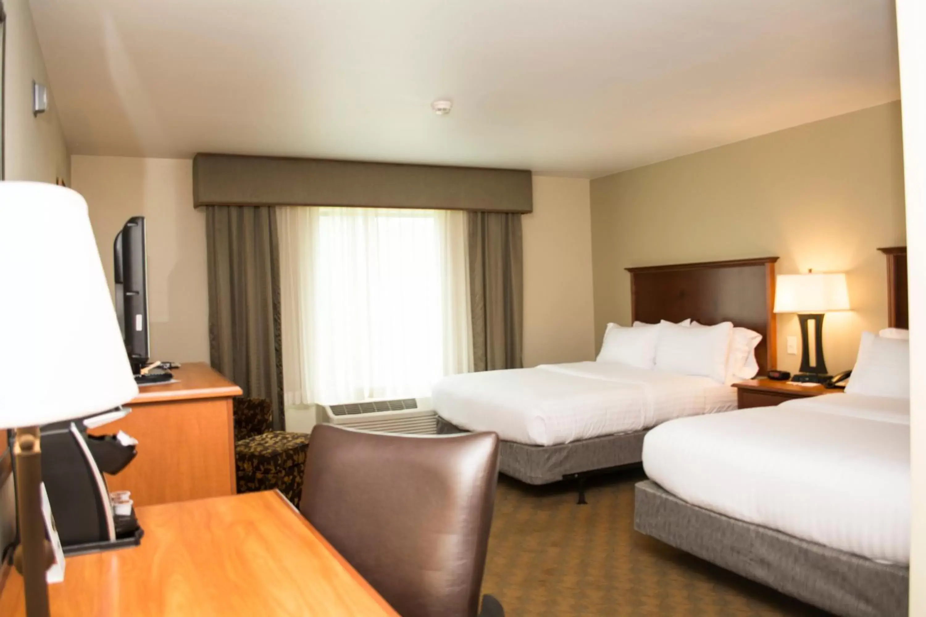 Photo of the whole room, Bed in Holiday Inn Express & Suites - Mason City, an IHG Hotel