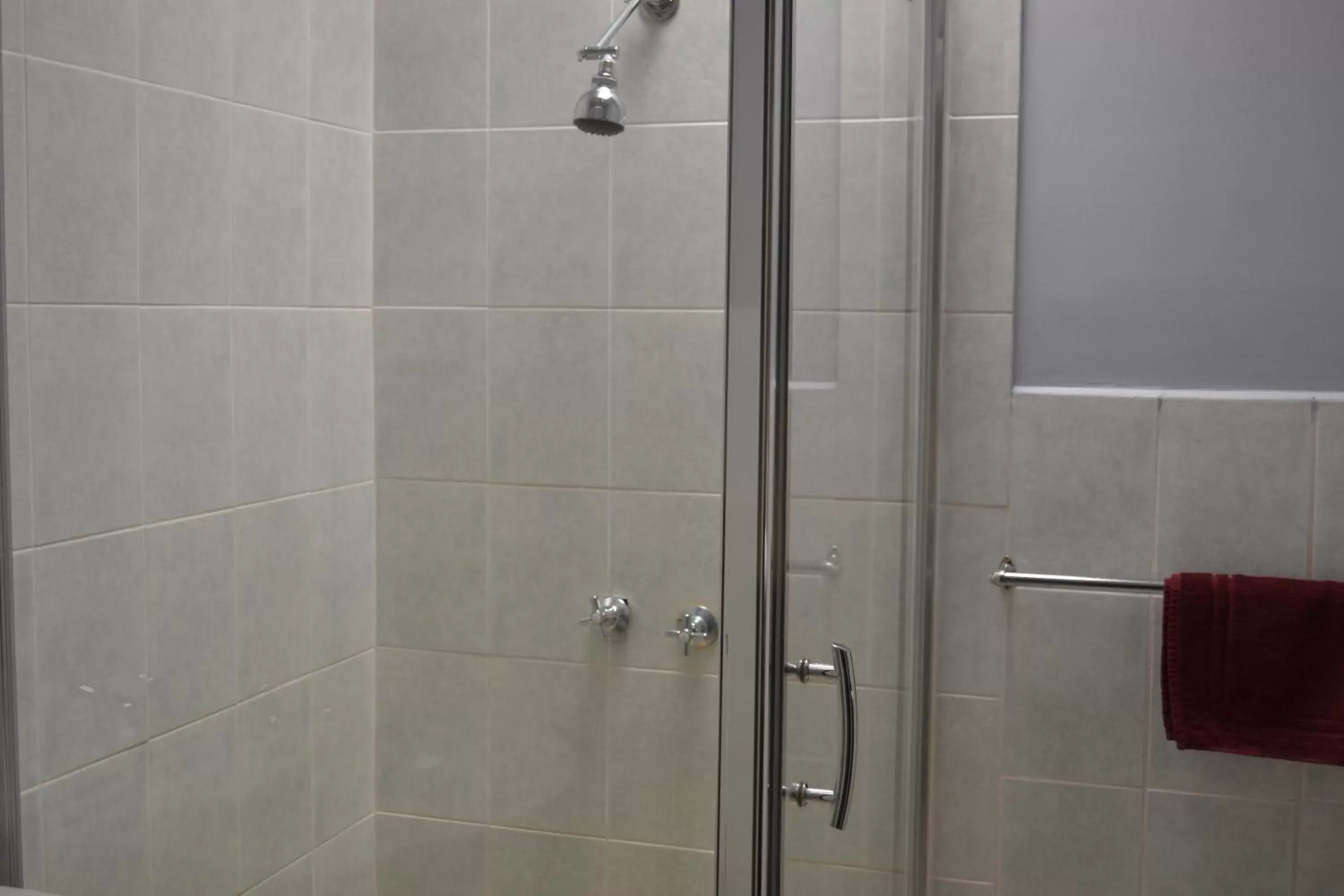Shower, Bathroom in Chadstone Executive Motel