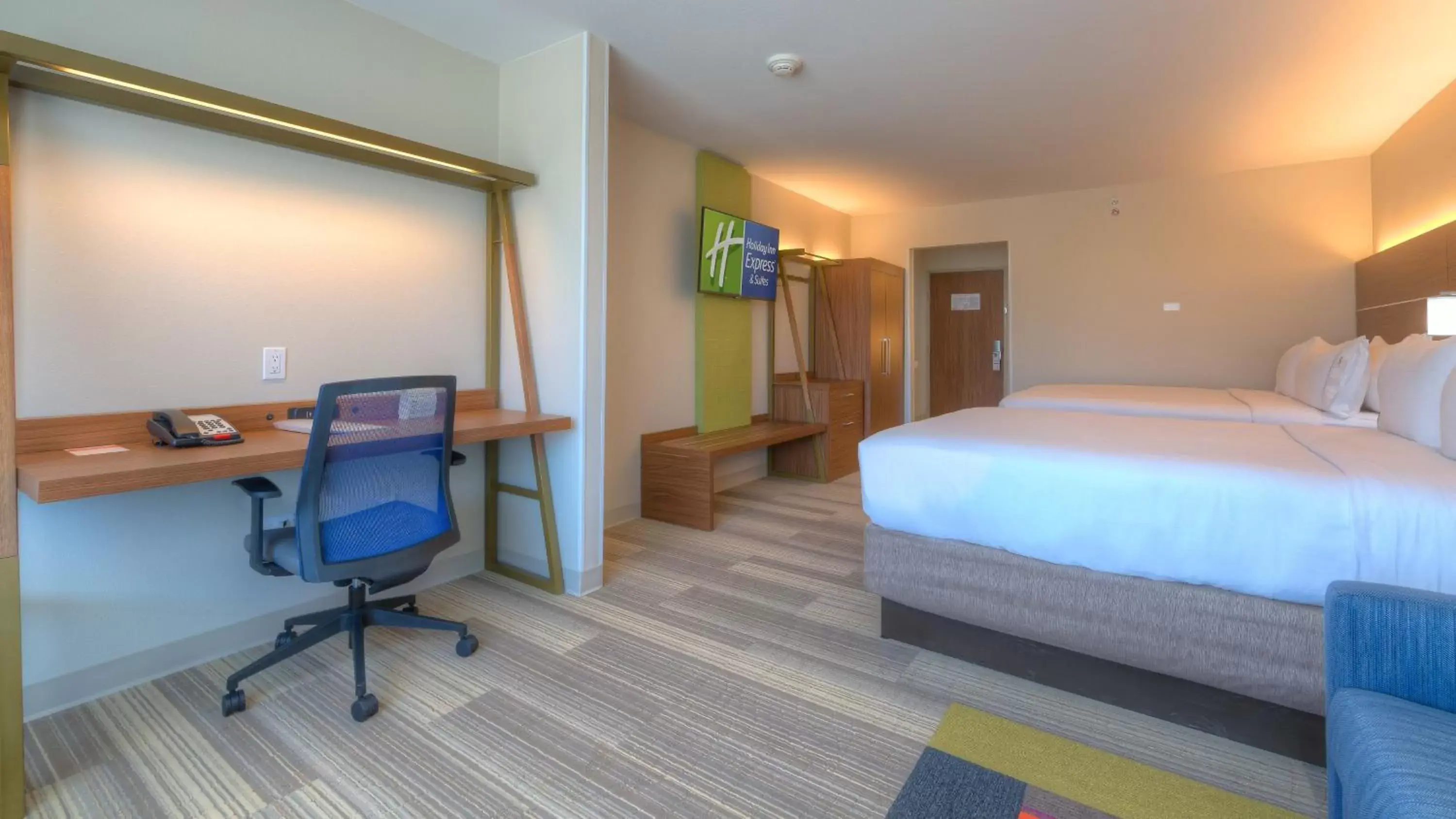 Photo of the whole room, Bed in Holiday Inn Express & Suites Tulsa Midtown, an IHG Hotel